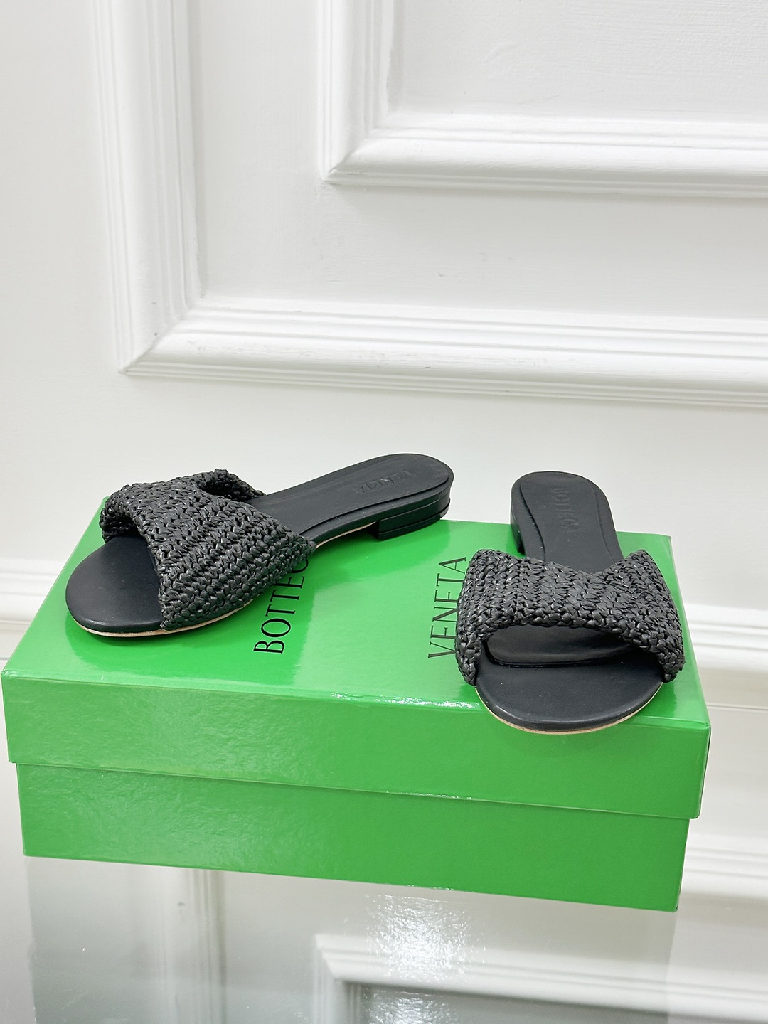 Bottegga Vennetta’s Stylish House with Unique Sheepskin Shoes in Various Sizes. - 图片 3