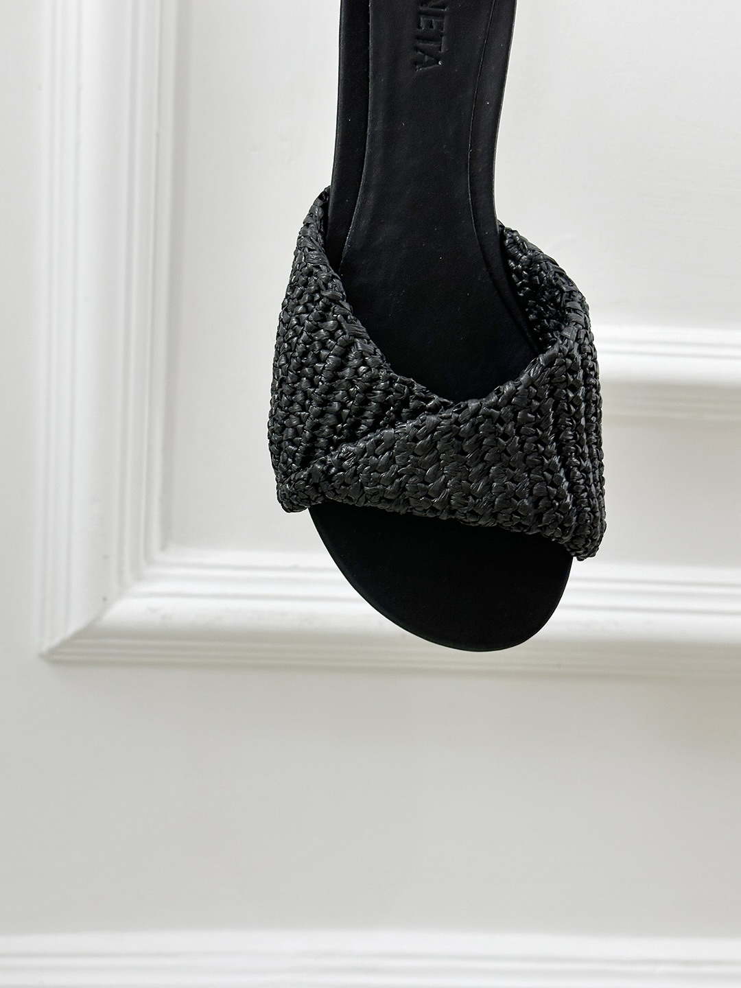 Bottegga Vennetta’s Stylish House with Unique Sheepskin Shoes in Various Sizes. - 图片 7