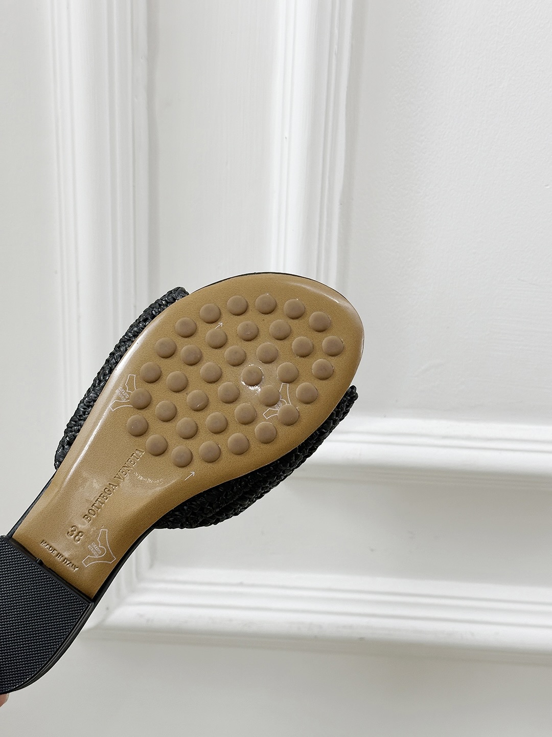 Bottegga Vennetta’s Stylish House with Unique Sheepskin Shoes in Various Sizes. - 图片 9