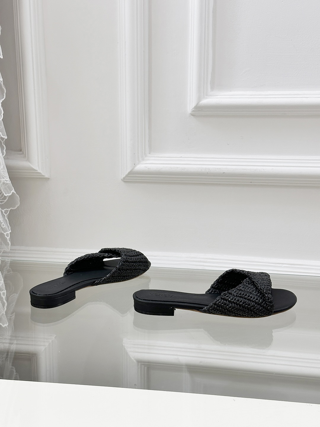 Bottegga Vennetta’s Stylish House with Unique Sheepskin Shoes in Various Sizes. - 图片 5