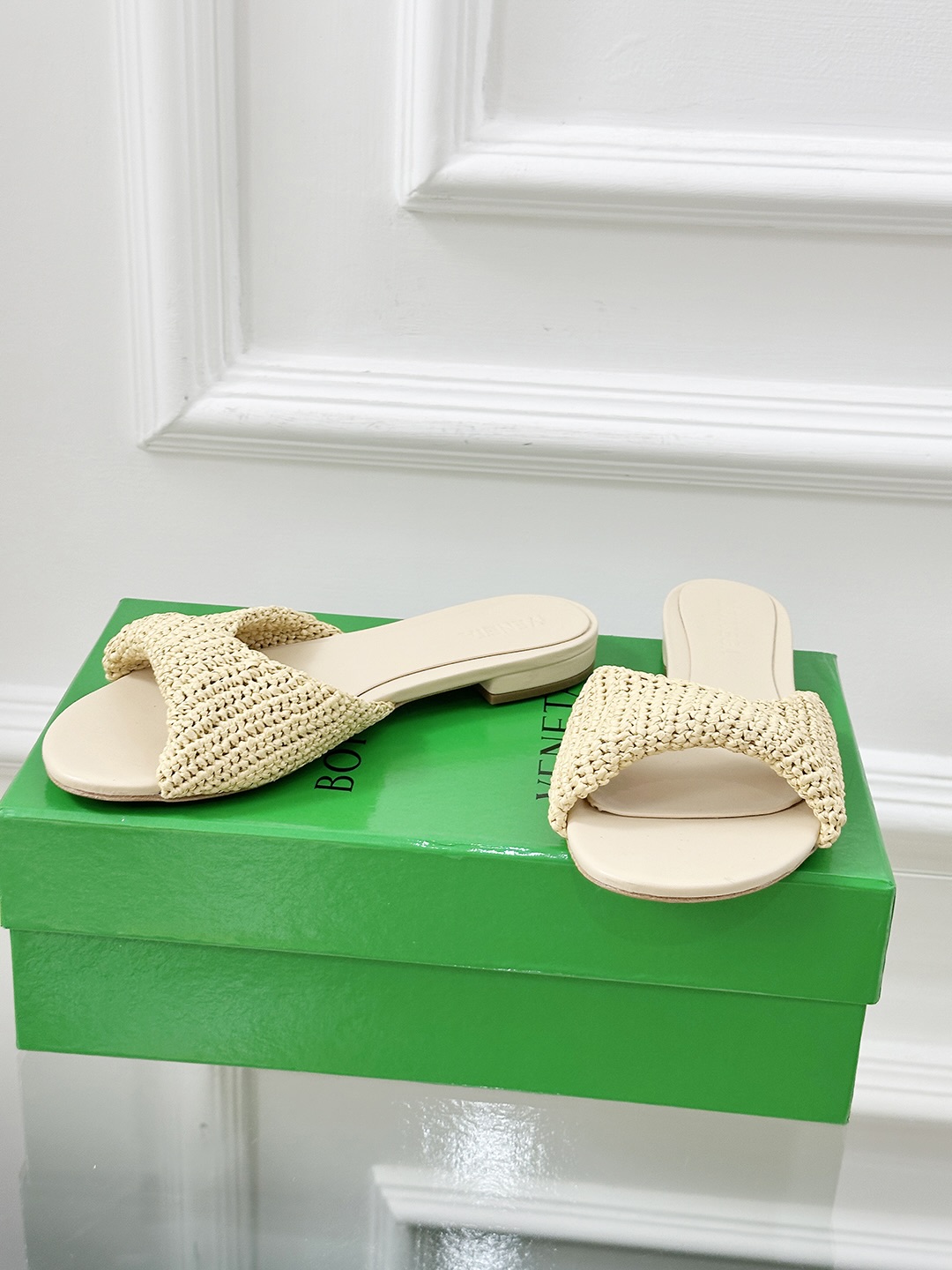 “Bottegga Venneeta’s Stylish House of Sweet Shoes in Real Sheepskin Textures” - 图片 3