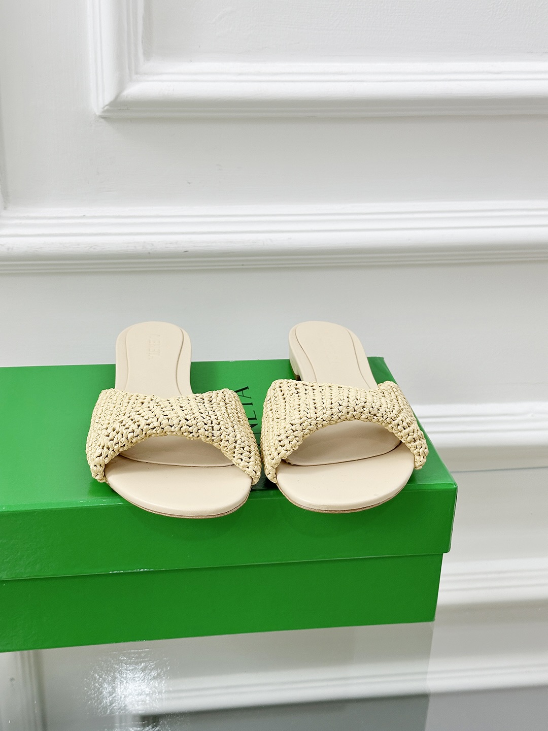 “Bottegga Venneeta’s Stylish House of Sweet Shoes in Real Sheepskin Textures” - 图片 2