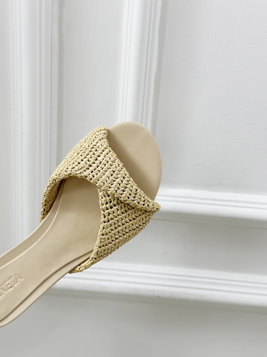 “Bottegga Venneeta’s Stylish House of Sweet Shoes in Real Sheepskin Textures” - 图片 8