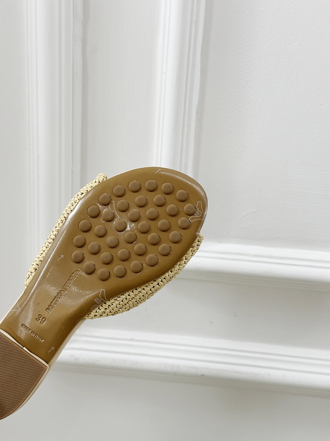 “Bottegga Venneeta’s Stylish House of Sweet Shoes in Real Sheepskin Textures” - 图片 9