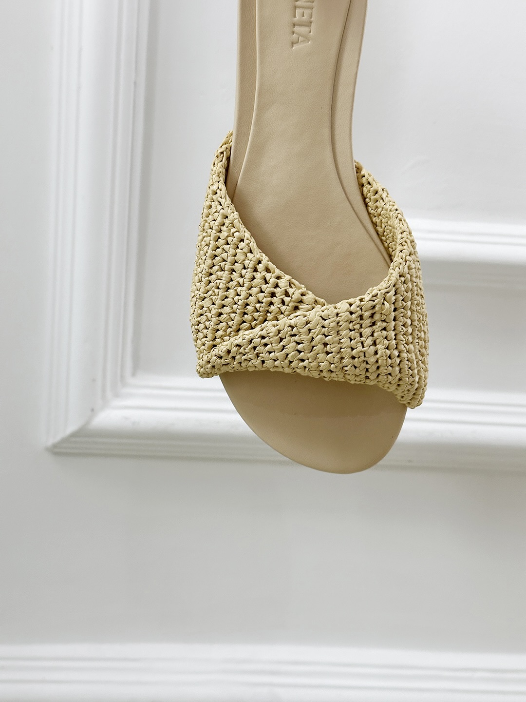 “Bottegga Venneeta’s Stylish House of Sweet Shoes in Real Sheepskin Textures” - 图片 7