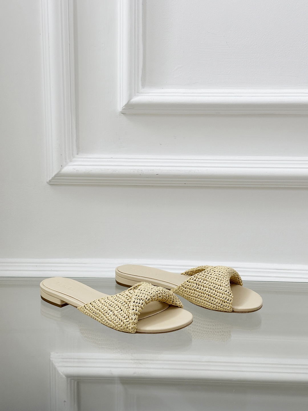 “Bottegga Venneeta’s Stylish House of Sweet Shoes in Real Sheepskin Textures” - 图片 6