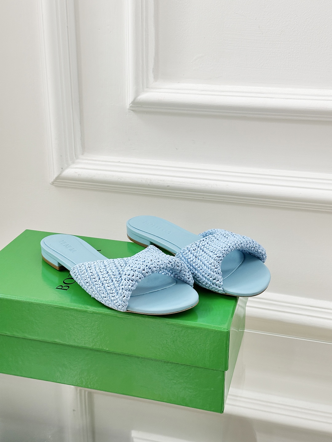 NO:226671,* Baodie Home Sandals are simple and high-end. They are very amazing when worn. They can pull the calves very straight, fashionable and versatile and unique shapes to easily create an unintentional fashion sense. Upper material; original special material. Shoe material: sheepskin Sole material: genuine leather sole (2CM.6CM.9CM) Shoe size purchase: 35-43 (40.41.42.43 customized), high heels, bottega veneta, sandals, high heels, sheepskin19860909*葆蝶家 凉鞋又简约又高级 穿上非常惊艳,可以把小腿拉的非常笔直,时髦又百搭独特的造型轻松打造不经意的时尚感 鞋面材质;原版特殊材质 鞋里材质:羊皮 鞋底材质:真皮底（2CM.6CM.9CM） 鞋码选购:35-43（40.41.42.43定制）,高跟鞋,bottega veneta,sandals,high heels,sheepskin,Women's Shoes