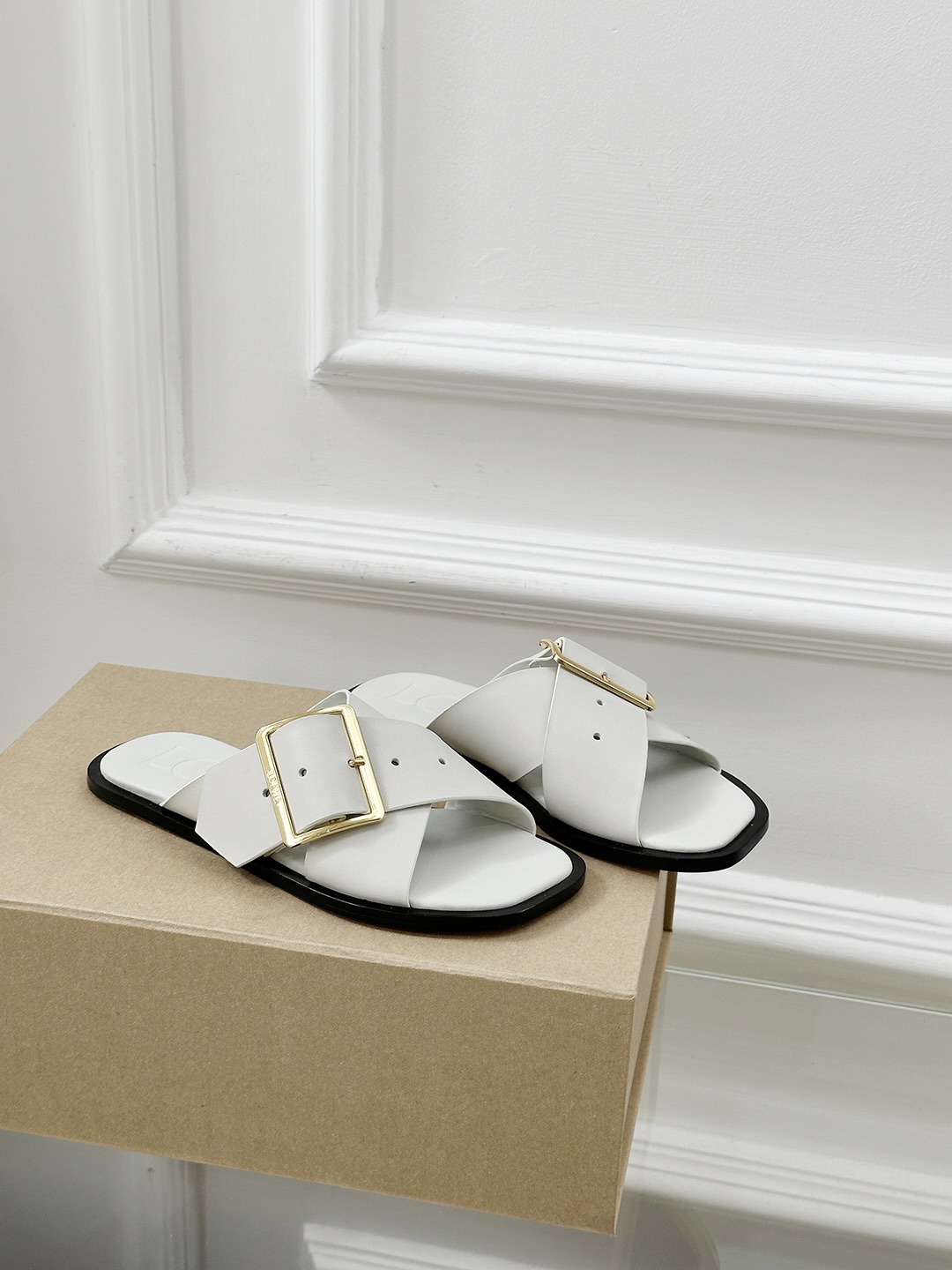 NO:244461,Luo Yiwei 25s spring and summer slippers Super fairy super easy to wear slippers are very good texture, light and heeling~~ Crazy grass planting simple design feels cleaner and more elegant, you can never forget it, the color is also very durable and beautiful, the instant you put on the foot, it has a full temperament and is simply invincible and handsome and stylish. Upper material: cowhide material: sheepskin Sole material: genuine leather sole Shoe size purchase: women's 35-41 (40.41 customization) heel P, slippers, loewe, slippers, cowhide, sheepskin, Leather soles19860909罗意威25s春夏拖鞋 超级仙超好穿的拖鞋整个质感非常棒 轻便也很跟脚～～疯狂种草简约设计感觉更干净优雅让你念念不忘 颜色也很耐看漂亮,上脚瞬间气质十足气场,简直无敌帅气有型 鞋面材质:牛皮 鞋里材质:羊皮 鞋底材质:真皮大底 鞋码选购:女款35-41(40.41定制）跟鞋P,拖鞋,loewe,slippers,cowhide,sheepskin,Leather soles,Women's Shoes