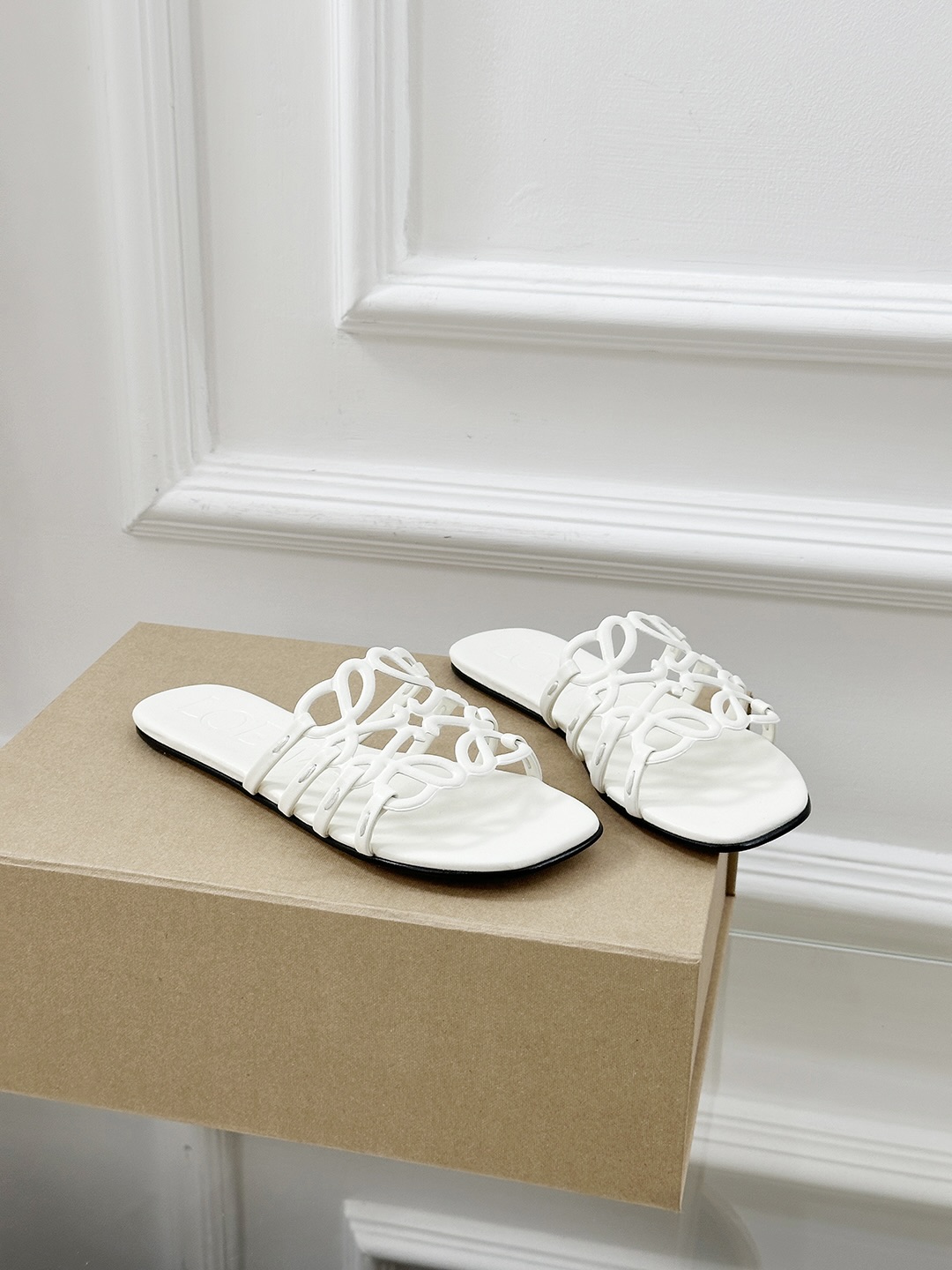 NO:244464,Luo Yiwei 25s spring and summer slippers Super fairy super easy to wear slippers are very good texture, light and heeling~~ Crazy grass planting simple design feels cleaner and more elegant, you can never forget it, the color is also very durable and beautiful, the instant you put on the foot, it has a full temperament and is simply invincible and handsome and stylish. Upper material: cowhide material: sheepskin Sole material: genuine leather sole Shoe size purchase: women's model 35-41 (customized for 40.41), slippers, loewe, slippers, cowhide, sheepskin, Leather soles19860909罗意威25s春夏拖鞋 超级仙超好穿的拖鞋整个质感非常棒 轻便也很跟脚～～疯狂种草简约设计感觉更干净优雅让你念念不忘 颜色也很耐看漂亮,上脚瞬间气质十足气场,简直无敌帅气有型 鞋面材质:牛皮 鞋里材质:羊皮 鞋底材质:真皮大底 鞋码选购:女款35-41(40.41定制）,拖鞋,loewe,slippers,cowhide,sheepskin,Leather soles,Women's Shoes