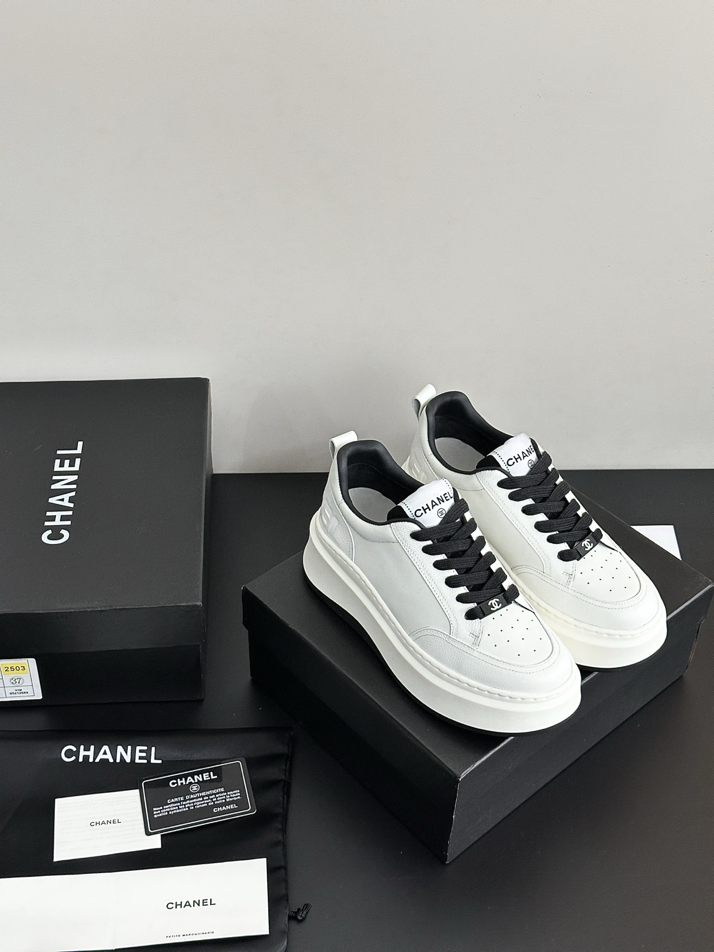 NO:244479,Thick-soled white shoes full of details!  Xiaohongshu strongly recommends the style, it looks good no matter how you match it. It is a must-have for fashionable styles. Women love simple and irresistible. The matching shows a unique style of dressing, free mixing and matching, and shines in place. Heels keep up with the fashion pace. Upper material is cowhide, insole material is sheepskin. Sole material is original molded rubber sole. Purchase size 35-40 (customized for 40.41), casual shoes/sports shoes, sneakers, cowhide, sheepskin19860909厚底小白鞋 细节满满！小红书力推款,怎么搭配都好看,时髦精必备,女士钟爱简约又难以抗拒系 搭配展现与众不同的穿搭风格、自由混搭闪耀到位 跟紧时尚步伐 鞋面材质牛皮 鞋垫材质羊皮 鞋底材质原版开模橡胶底 选购尺码35-40（40.41定制）,休闲鞋/运动鞋,sneakers,cowhide,sheepskin,Women's Shoes