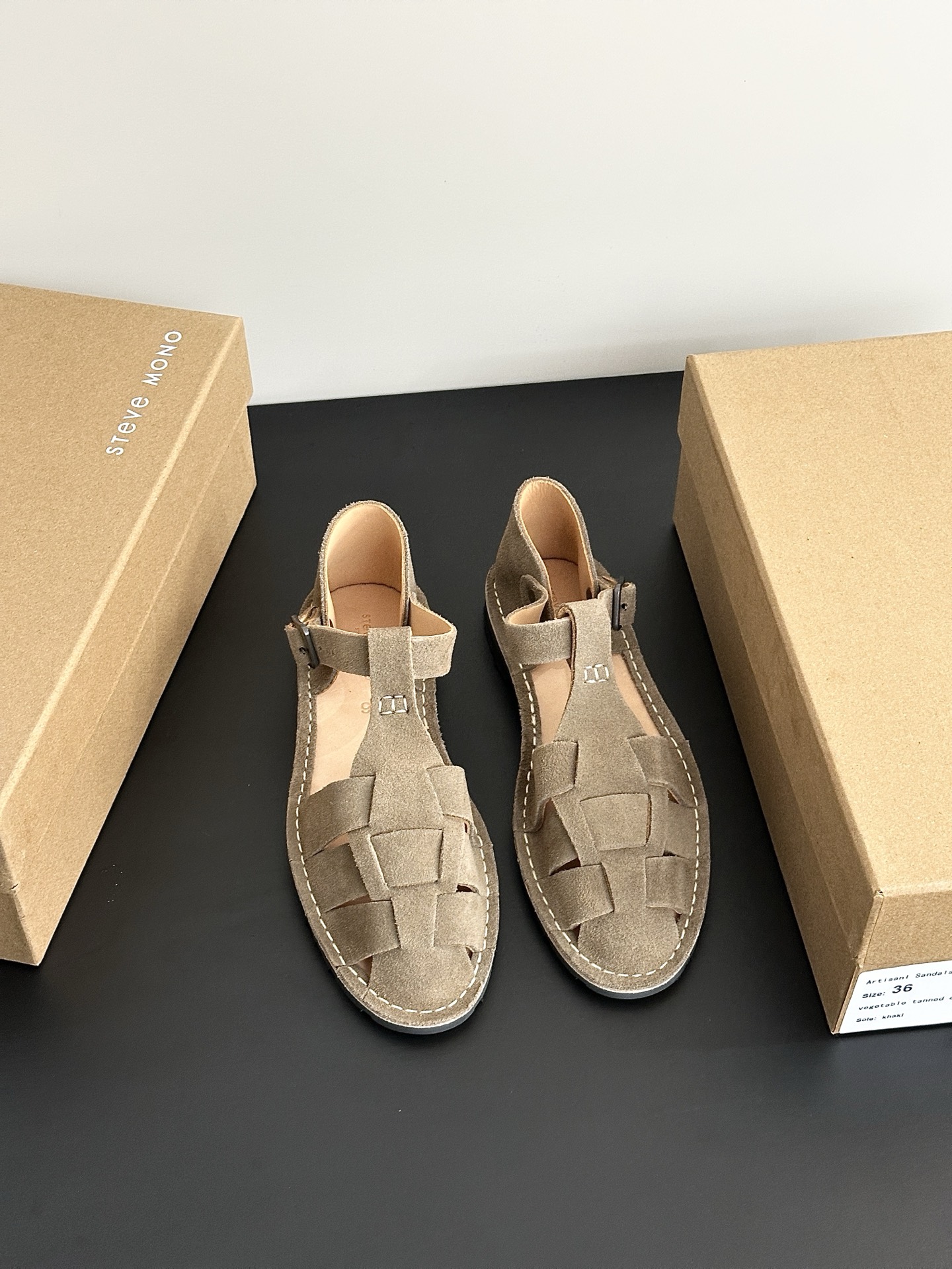 NO:264411,Steve Mono Spanish niche brand A pair of fully handmade sandals made by Goodyear. The upper is not made of glue and is fully hand-sewn. The handmade marks are full but not rough at all. It has a long-lasting texture, retro, French, and a bit boyish. It also reveals an honest retro feeling, which is both unique and comfortable!  Upper material reverse velvet cowhide/customized 2mm thickness cowhide midsole material genuine leather tree cream bar midsole large sole material open mold vulcanized ultra-light rubber outsole, CNC engraved anti-slip design Size purchase number 35-39, sandals, sandals, cowhide19860909Steve Mono西班牙小众品牌 一双采用固特异做法的全手工凉鞋,整双鞋面没有采用一点胶水,采用全手工缝制,手工痕迹满满却一点不显粗糙,有一种历久弥新的质感、复古、法式、还带点小男孩子气,同时透露着一种诚实的复古情怀,既别致又有舒适度！ 鞋面材质反绒牛皮/定制2mm厚度牛皮 中底材质真皮树膏皮中底 大底材质开模硫化超软超轻橡胶大底,cnc刻线防滑设计 尺码选购码数35-39,凉鞋,sandals,cowhide,Women's Shoes