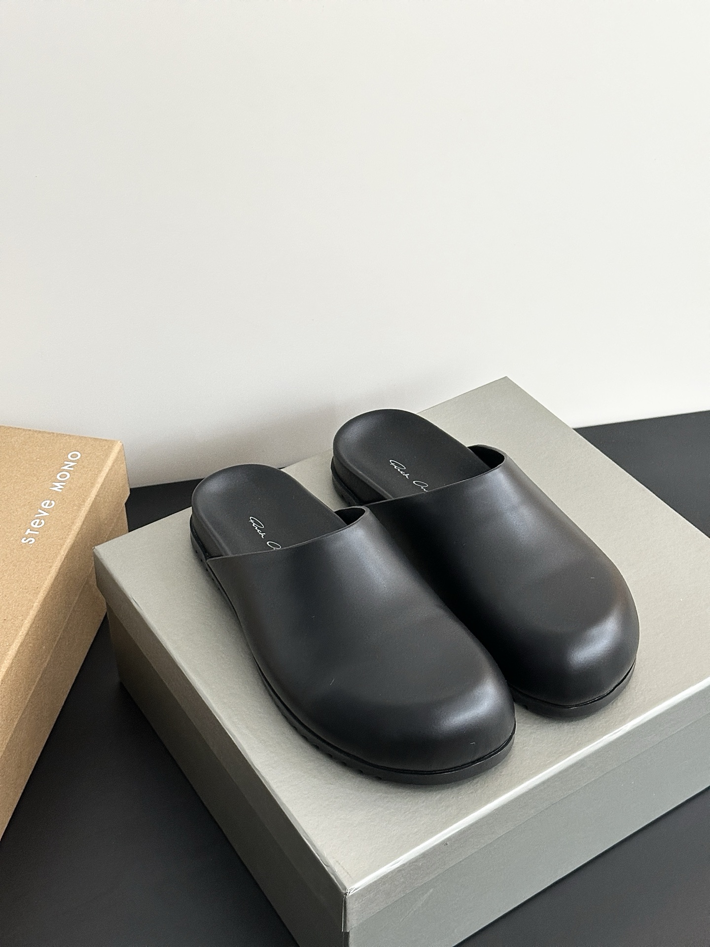 NO:244475,Couple style curved Birken semi-torque series Dark Pioneer Pentagram Crazy Lace-up Lace-up Family logo design. The cowhide quad buckle rear strap can be disassembled, and the Velcro belt can also be adjusted at will. Unlock different ways of wearing. Fabric material glossy 2 fabrics black matte calfskin/black horsehair Inner material cowhide large bottom material original pu foam/rubber combination large bottom optional size number women 35-40 men 41-45 [female 40 men 45 custom-made non-return and exchange] Lace-up model glossy men's size original packaging, semi-torque, cowhide19860909情侣款弧形勃肯半拖系列  暗黑先锋五芒星疯狂系带款家族标识设计.牛皮四合扣後帶還可以拆卸,魔术貼皮帶還可以隨意調節鬆緊.解鎖不同穿搭方式 面料材质光面2款面料黑色哑光小牛皮/黑色马毛 内里材质牛皮 大底材质原版pu发泡/橡胶组合大底 可选码数女35-40 男41-45【女40男45定制不退换】 系带款 光面男码 原版包装,半拖,cowhide,Women's Shoes