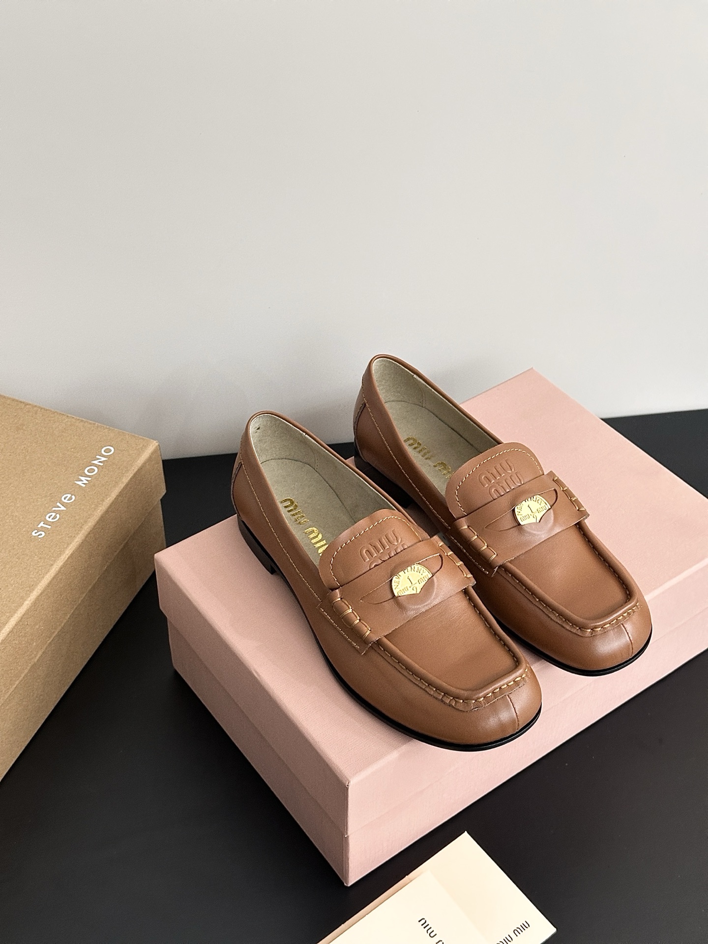 NO:264409,Coin Loafers This is a pair of delicate loafers, which can be matched with various clothes. They look good with black socks and white socks, and they are comfortable without heavy feet. They are both retro and college-like. They are especially suitable for matching with small sets. Upper material: Cowhide material: Sheepskin sole material: original genuine leather rubber combination sole size: 35-40 (40.41 custom-made without return and exchange), loafers, loafers, cowhide, sheepskin19860909钱币乐福鞋这是一双秀气的乐福鞋,可以搭配各种衣服,搭配黑袜白袜都好看,不重脚感也很舒服.又有复古感又有学院气息 特别适合搭配小套装 鞋面材质:牛皮鞋里材质:羊皮鞋底材质:原版真皮橡胶组合底选购尺码:35-40（40.41定制不退换）,乐福鞋,loafers,cowhide,sheepskin,Women's Shoes