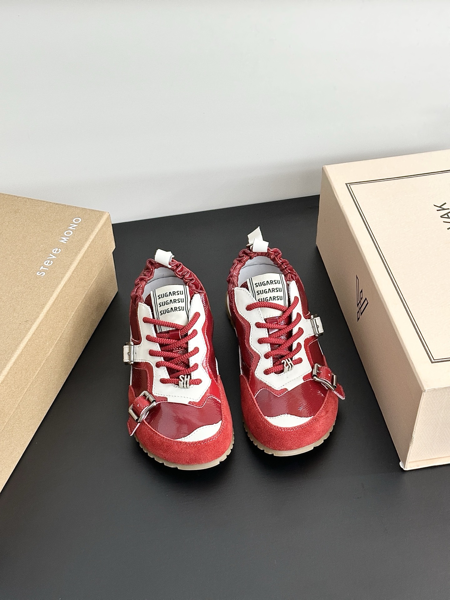 NO:264406,Baller training shoes | The tilted head design is very cute SUGARSU 25SS retro age-reducing color-blocking model, four colors are available. The upper buckle embellishes the side of the shoe, which is extra eye-catching. The playful tilted head last design combines SUGARSU wavy lines, trendy and fashionable~ The details of the shoe also incorporate the 25-year-old resort-style shell elements, which are transformed into shell-patterned bean soles. The bottom material is selected as a rubber-shaped sole, which is light and fashionable. It is also scheming to hide and increase height by about 3 cm in height inside and outside. The rumpled structure of the shoe mouth needs to be hand sewn, so that it can be soft and comfortable to wear 35-40 (40 customization), casual shoes/sports shoes, sneakers19860909芭蕾德训鞋|歪头设计怪可爱 SUGARSU 25SS 复古减龄拼色款 四色可选 鞋面搭扣点缀鞋侧,额外吸睛,俏皮的歪头楦型设计结合了 SUGARSU 波浪线条,潮流且时髦~ 鞋款细节也融入了25年流行的度假风贝壳元素,化为贝壳纹豆豆鞋底 底材选择了橡胶成型底,轻盈且时髦.并且心机的做了隐藏增高,内外合计约增高3厘米. 鞋口抽皱结构需要手工缝制,穿着体验柔软舒 35-40（40定制）,休闲鞋/运动鞋,sneakers,Women's Shoes