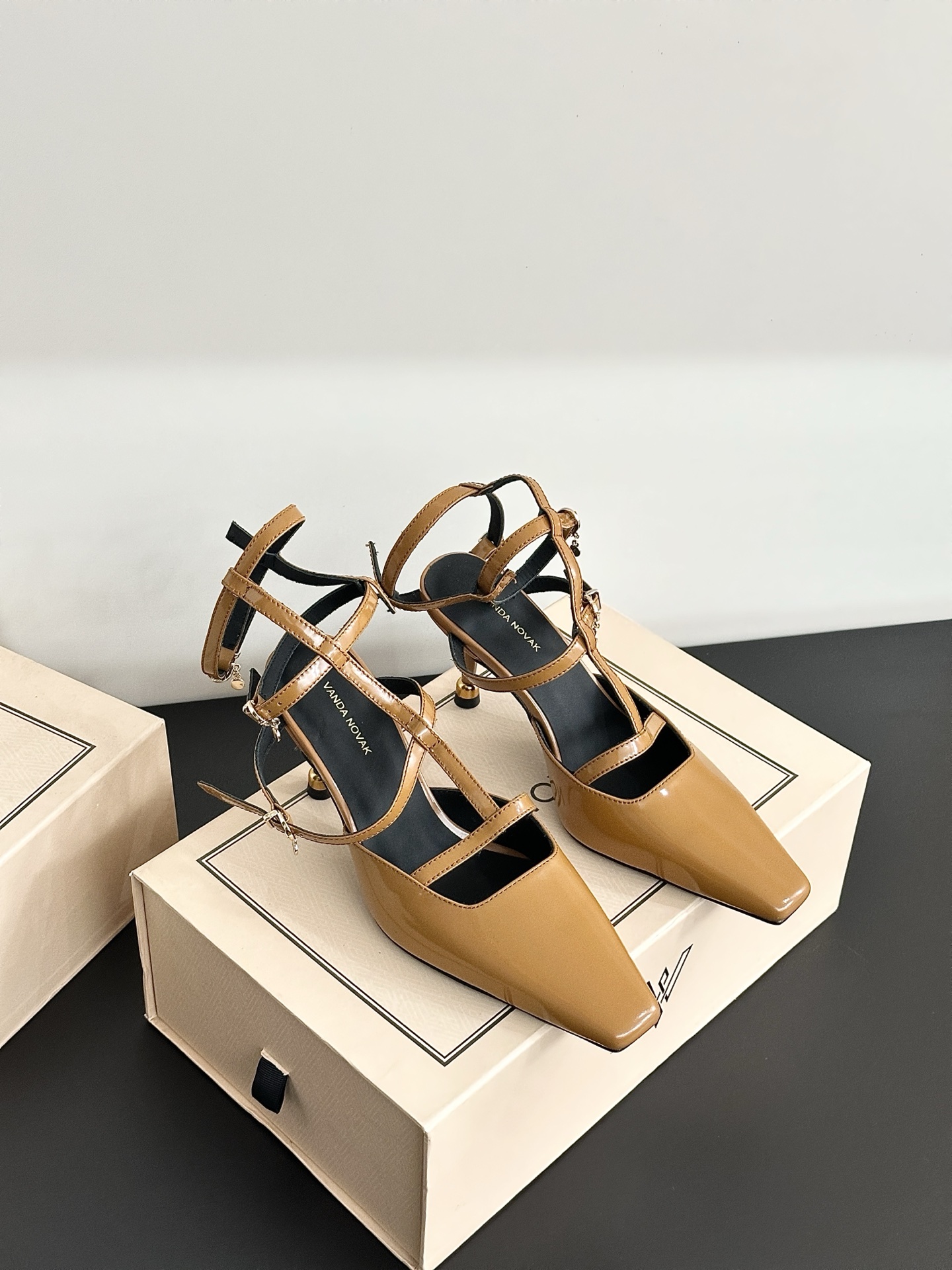 NO:264403,[Authentic authorization] VANDA NOVAK comes from an Italian brand. It took 3 months to develop a heel unique design and heavyweight series. Many teamed up with Italian brands to launch a high-end shoe series. It is popular in S. Fairy and beautiful. Overseas bloggers are crazy about calling. Overseas bloggers have a pair of hands. They focus on version craftsmanship, emphasize craftsmanship quality, increase height, slimness, and slim legs. Rome. Street photography for fashion week. Popular fashion brands are crazy about planting grass!  The official website is released simultaneously. Upper material sheepskin, inner material, silk cowhide, sole material, Italian leather injection molded sole, non-slip, heel 7.5cm size 34-41 (34.40.41.42 order), high heels, sandals, sandals, high heels, cowhide, sheepskin19860909【正品授权】VANDA NOVAK来自意大利品牌 全网独家耗时3个月研发鞋跟独特设计重磅系列众多联手意大利品牌 推出高级感满分的鞋款系列 火遍ins神仙绝美 海外博主疯狂打call 海外博主人手一双,对版本工艺,重工艺品质 增高,显瘦.修身,瘦腿 罗马 时装周街拍 火爆时尚品牌疯狂种草！ 官网同步发售 鞋面材质羊皮 内里材质丝绸牛皮 鞋底材质意大利真皮注塑大底防滑 鞋跟7.5cm码数34-41（34.40.41.42订）,高跟鞋凉鞋,sandals,high heels,cowhide,sheepskin,Women's Shoes