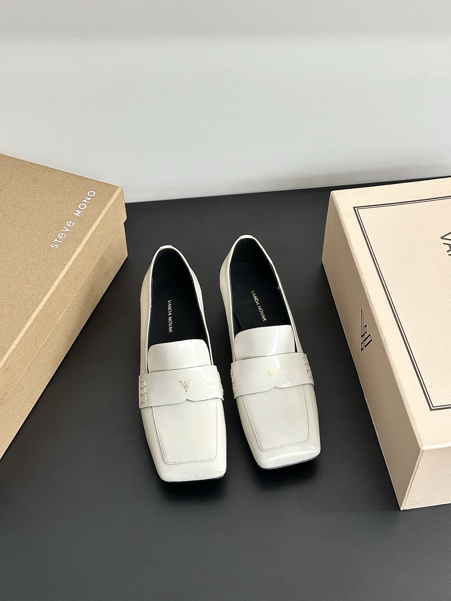 NO:264400,[Authentic authorization] VANDA NOVAK comes from an Italian brand. It took 3 months to develop a unique heel design wine glass heavyweight series. Many Italian brands have joined hands with Italian brands to launch a high-end shoe series. It is popular ins fairy and beautiful magic boots. Overseas bloggers are crazy about calling. Overseas bloggers have a pair of them. They focus on the craftsmanship, emphasize the quality of craftsmanship, increase the quality of craftsmanship, slim, slim, and slim legs. Single shoes. Street photography for fashion week. Plant grass when it is popular!  The official website is released simultaneously. The upper material is made of open-edge beaded calf leather, the inner material is made of silk cowhide, the outsole is made of Italian genuine leather injection molded sole, the heel is 4cm original mold opening code 34-41 (34.40.41.42 order), loafers, loafers, boots, cowhide19860909【正品授权】VANDA NOVAK来自意大利品牌 全网独家耗时3个月研发鞋跟独特设计酒杯重磅系列众多联手意大利品牌 推出高级感满分的鞋款系列 火遍ins神仙绝美神靴,海外博主疯狂打call 海外博主人手一双,对版本工艺,重工艺品质 增高,显瘦.修身,瘦腿 单鞋 时装周街拍 火爆时狂种草！ 官网同步发售 鞋面材质开边珠小牛皮 内里材质丝绸牛皮 大底材质意大利真皮注塑大底防滑 鞋跟4cm原版开模码数34-41（34.40.41.42订）,乐福鞋,loafers,boots,cowhide,Women's Shoes