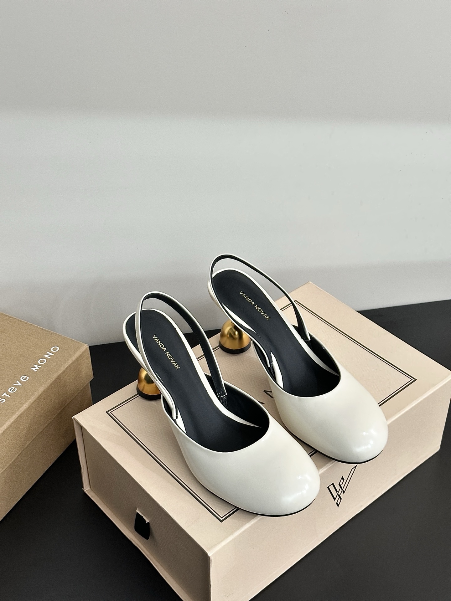 NO:264397,[Authentic authorization] VANDA NOVAK comes from an Italian brand. It took 3 months to develop a unique heel design wine glass heavyweight series. Many Italian brands have joined hands with Italian brands to launch a high-end shoe series. It is popular ins fairy and beautiful magic boots. Overseas bloggers are crazy about calling. Overseas bloggers have a pair of them. They focus on the craftsmanship, emphasize the quality of craftsmanship, increase the quality of craftsmanship, slim, slim, and slim legs. Single shoes. Street photography for fashion week. Plant grass when it is popular!  The official website is released simultaneously. The upper material is made of open-edge beaded calf leather. The inner material is made of silk cowhide. The outsole is made of Italian leather injection molded and the non-slip. The heel is 7.5cm. The original mold opening code is 34-41 (34.40.41.42 order), high heels, sandals, sandals, boots, high heels, cowhide19860909【正品授权】VANDA NOVAK来自意大利品牌 全网独家耗时3个月研发鞋跟独特设计酒杯重磅系列众多联手意大利品牌 推出高级感满分的鞋款系列 火遍ins神仙绝美神靴,海外博主疯狂打call 海外博主人手一双,对版本工艺,重工艺品质 增高,显瘦.修身,瘦腿 单鞋 时装周街拍 火爆时狂种草！ 官网同步发售 鞋面材质开边珠小牛皮 内里材质丝绸牛皮 大底材质意大利真皮注塑大底防滑 鞋跟7.5cm原版开模码数34-41（34.40.41.42订）,高跟鞋凉鞋,sandals,boots,high heels,cowhide,Women's Shoes