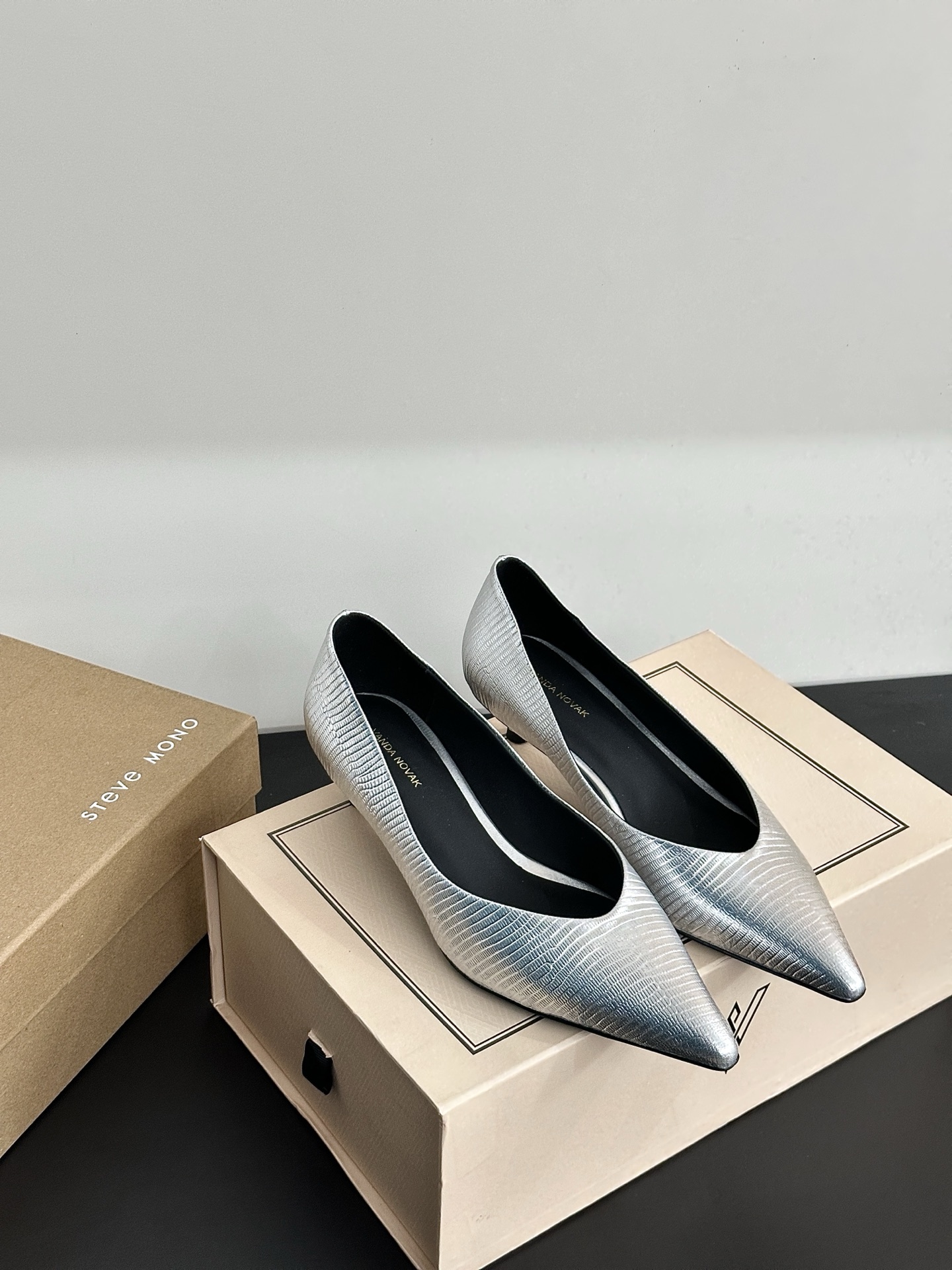 NO:264394,[Authentic authorization] VANDA NOVAK comes from an Italian brand. It took 3 months to develop a unique heel design wine glass heavyweight series. Many Italian brands have joined hands with Italian brands to launch a high-end shoe series. It is popular ins fairy and beautiful magic boots. Overseas bloggers are crazy about calling. Overseas bloggers have a pair of them. They focus on the craftsmanship, emphasize the quality of craftsmanship, increase the quality of craftsmanship, slim, slim, and slim legs. Single shoes. Street photography for fashion week. Plant grass when it is popular!  The official website is released simultaneously. The upper material is made of open-edge beaded calf leather, the inner material is made of silk cowhide, the outsole is made of Italian genuine leather injection molded sole, the non-slip heel, the original opening code is 34-41 (34.40.41.42 order), high heels, single shoes, boots, high heels, cowhide19860909【正品授权】VANDA NOVAK来自意大利品牌 全网独家耗时3个月研发鞋跟独特设计酒杯重磅系列众多联手意大利品牌 推出高级感满分的鞋款系列 火遍ins神仙绝美神靴,海外博主疯狂打call 海外博主人手一双,对版本工艺,重工艺品质 增高,显瘦.修身,瘦腿 单鞋 时装周街拍 火爆时狂种草！ 官网同步发售 鞋面材质开边珠小牛皮 内里材质丝绸牛皮 大底材质意大利真皮注塑大底防滑 鞋跟4cm原版开模码数34-41（34.40.41.42订）,高跟鞋单鞋,boots,high heels,cowhide,Women's Shoes