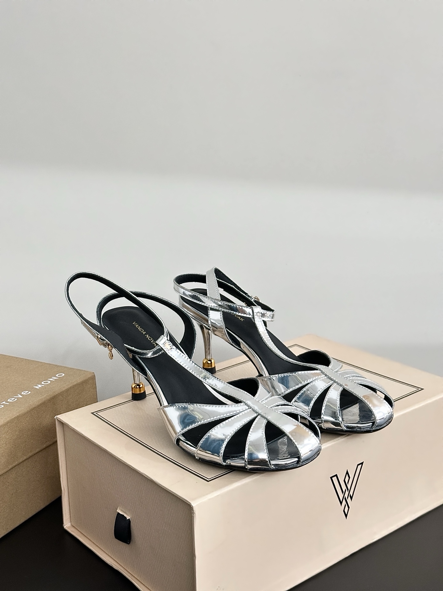 NO:264388,[Authentic authorization] VANDA NOVAK comes from an Italian brand. It took 3 months to develop a unique heel design wine glass heavyweight series. Many Italian brands have joined hands with Italian brands to launch a high-end shoe series. It is popular ins fairy and beautiful magic boots. Overseas bloggers are crazy about calling. Overseas bloggers have a pair of them. They focus on the craftsmanship, emphasize the quality of craftsmanship, increase the quality of craftsmanship, slim, slim, and slim legs. Single shoes. Street photography for fashion week. Plant grass when it is popular!  The official website is released simultaneously. The upper material is made of open-edge beaded calf leather. The inner material is made of silk cowhide. The outsole is made of Italian leather injection molded and the non-slip. The heel is 7.5cm. The original mold opening code is 34-41 (34.40.41.42 order), high heels, sandals, sandals, boots, high heels, cowhide19860909【正品授权】VANDA NOVAK来自意大利品牌 全网独家耗时3个月研发鞋跟独特设计酒杯重磅系列众多联手意大利品牌 推出高级感满分的鞋款系列 火遍ins神仙绝美神靴,海外博主疯狂打call 海外博主人手一双,对版本工艺,重工艺品质 增高,显瘦.修身,瘦腿 单鞋 时装周街拍 火爆时狂种草！ 官网同步发售 鞋面材质开边珠小牛皮 内里材质丝绸牛皮 大底材质意大利真皮注塑大底防滑 鞋跟7.5cm原版开模码数34-41（34.40.41.42订）,高跟鞋凉鞋,sandals,boots,high heels,cowhide,Women's Shoes