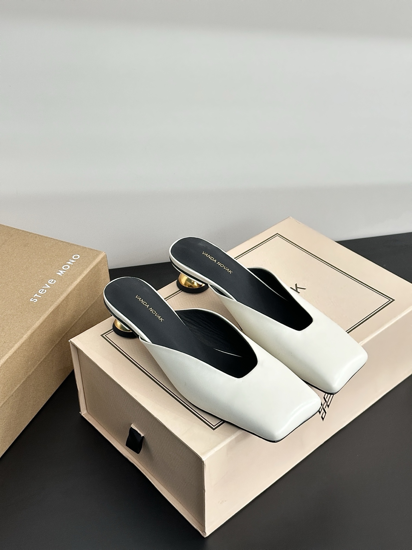 NO:264385,[Authentic authorization] VANDA NOVAK comes from an Italian brand. It took 3 months to develop a unique heel design wine glass heavyweight series. Many Italian brands have joined hands with Italian brands to launch a high-end shoe series. It is popular ins fairy and beautiful magic boots. Overseas bloggers are crazy about calling. Overseas bloggers have a pair of them. They focus on the craftsmanship, emphasize the quality of craftsmanship, increase the quality of craftsmanship, slim, slim, and slim legs. Single shoes. Street photography for fashion week. Plant grass when it is popular!  The official website is released simultaneously. Upper is made of calf leather, inner material is made of silk cowhide, outsole, Italian leather injection molded outsole, anti-slip, heel 3.5cm original mold opening number 34-41 (34.40.41.42 order), semi-trail, boots, cowhide19860909【正品授权】VANDA NOVAK来自意大利品牌 全网独家耗时3个月研发鞋跟独特设计酒杯重磅系列众多联手意大利品牌 推出高级感满分的鞋款系列 火遍ins神仙绝美神靴,海外博主疯狂打call 海外博主人手一双,对版本工艺,重工艺品质 增高,显瘦.修身,瘦腿 单鞋 时装周街拍 火爆时狂种草！ 官网同步发售 鞋面材质小牛皮 内里材质丝绸牛皮 大底材质意大利真皮注塑大底防滑 鞋跟3.5cm原版开模码数34-41（34.40.41.42订）,半拖,boots,cowhide,Women's Shoes