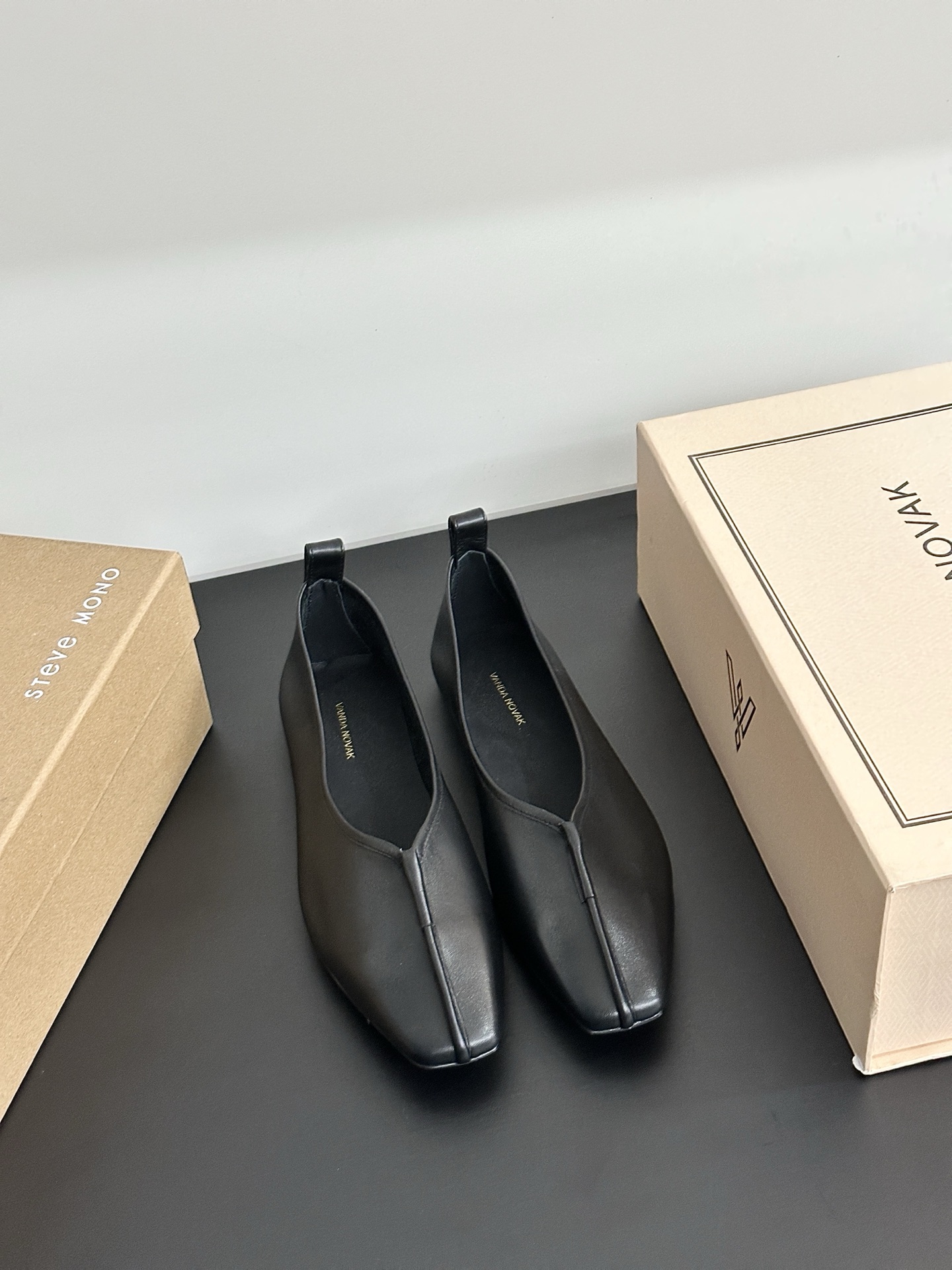 NO:264379,[Authentic authorization] VANDA NOVAK comes from an Italian brand. It took 3 months to develop a unique heel design wine glass heavyweight series. Many Italian brands have joined hands with Italian brands to launch a high-end shoe series. It is popular ins fairy and beautiful magic boots. Overseas bloggers are crazy about calling. Overseas bloggers have a pair of them. They focus on the craftsmanship, emphasize the quality of craftsmanship, increase the quality of craftsmanship, slim, slim, and slim legs. Single shoes. Street photography for fashion week. Plant grass when it is popular!  The official website is released simultaneously. The upper is made of calf leather, the inner material is made of silk cowhide, the outer sole is made of Italian leather injection molded, the non-slip, the original mold opening code is 34-41 (34.40.41.42 order), single shoes, boots, cowhide19860909【正品授权】VANDA NOVAK来自意大利品牌 全网独家耗时3个月研发鞋跟独特设计酒杯重磅系列众多联手意大利品牌 推出高级感满分的鞋款系列 火遍ins神仙绝美神靴,海外博主疯狂打call 海外博主人手一双,对版本工艺,重工艺品质 增高,显瘦.修身,瘦腿 单鞋 时装周街拍 火爆时狂种草！ 官网同步发售 鞋面材质小牛皮 内里材质丝绸牛皮 大底材质意大利真皮注塑大底防滑 原版开模码数34-41（34.40.41.42订）,单鞋,boots,cowhide,Women's Shoes