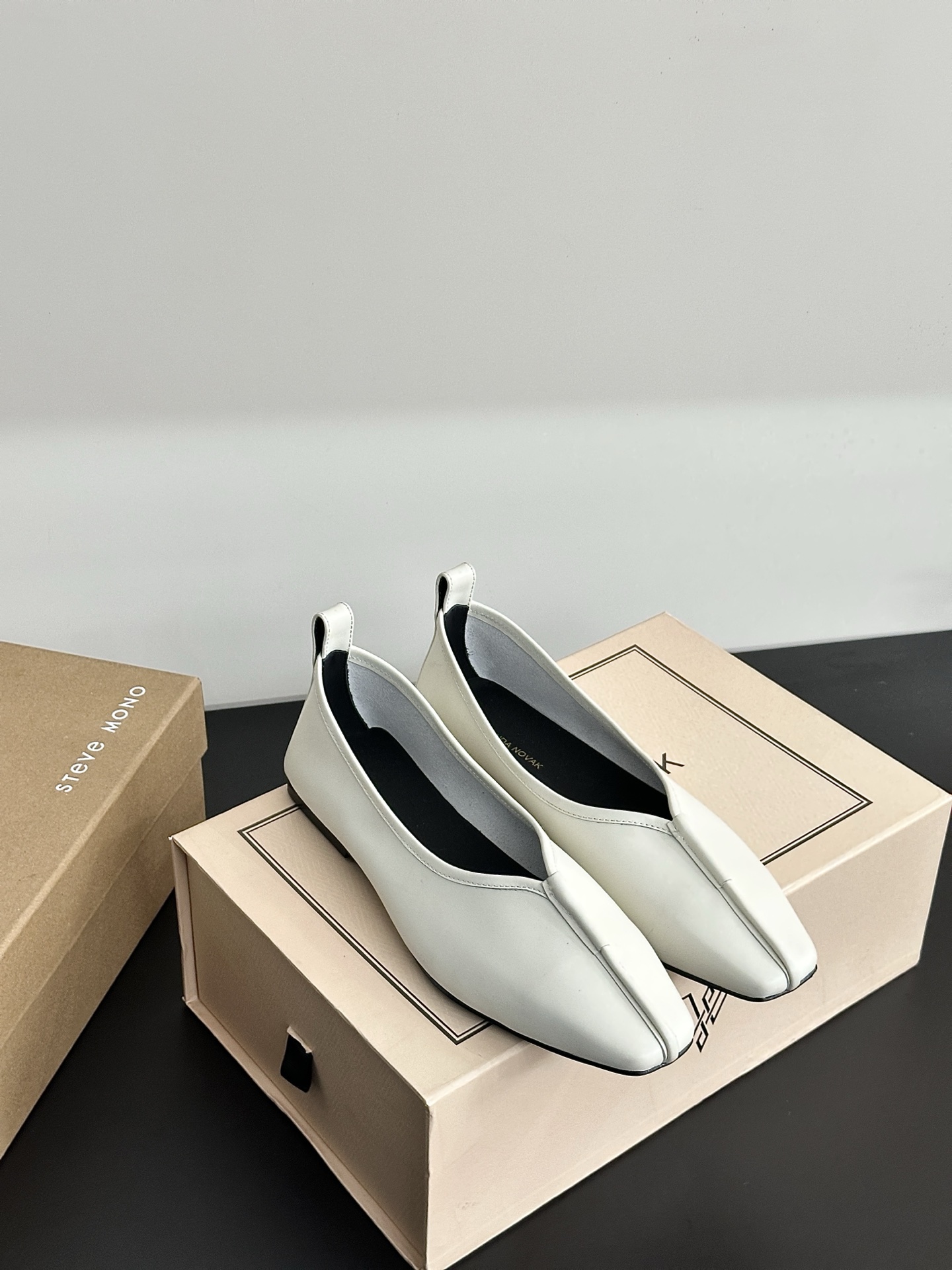 NO:264382,[Authentic authorization] VANDA NOVAK comes from an Italian brand. It took 3 months to develop a unique heel design wine glass heavyweight series. Many Italian brands have joined hands with Italian brands to launch a high-end shoe series. It is popular ins fairy and beautiful magic boots. Overseas bloggers are crazy about calling. Overseas bloggers have a pair of them. They focus on the craftsmanship, emphasize the quality of craftsmanship, increase the quality of craftsmanship, slim, slim, and slim legs. Single shoes. Street photography for fashion week. Plant grass when it is popular!  The official website is released simultaneously. Upper material is calf leather, inner material is silk cowhide, outsole material is Italian leather injection molded outsole, anti-slip original mold opening number 34-41 (34.40.41.42 order), single shoes, boots, cowhide19860909【正品授权】VANDA NOVAK来自意大利品牌 全网独家耗时3个月研发鞋跟独特设计酒杯重磅系列众多联手意大利品牌 推出高级感满分的鞋款系列 火遍ins神仙绝美神靴,海外博主疯狂打call 海外博主人手一双,对版本工艺,重工艺品质 增高,显瘦.修身,瘦腿 单鞋 时装周街拍 火爆时狂种草！ 官网同步发售 鞋面材质小牛皮 内里材质丝绸牛皮 大底材质意大利真皮注塑大底防滑原版开模码数34-41（34.40.41.42订）,单鞋,boots,cowhide,Women's Shoes