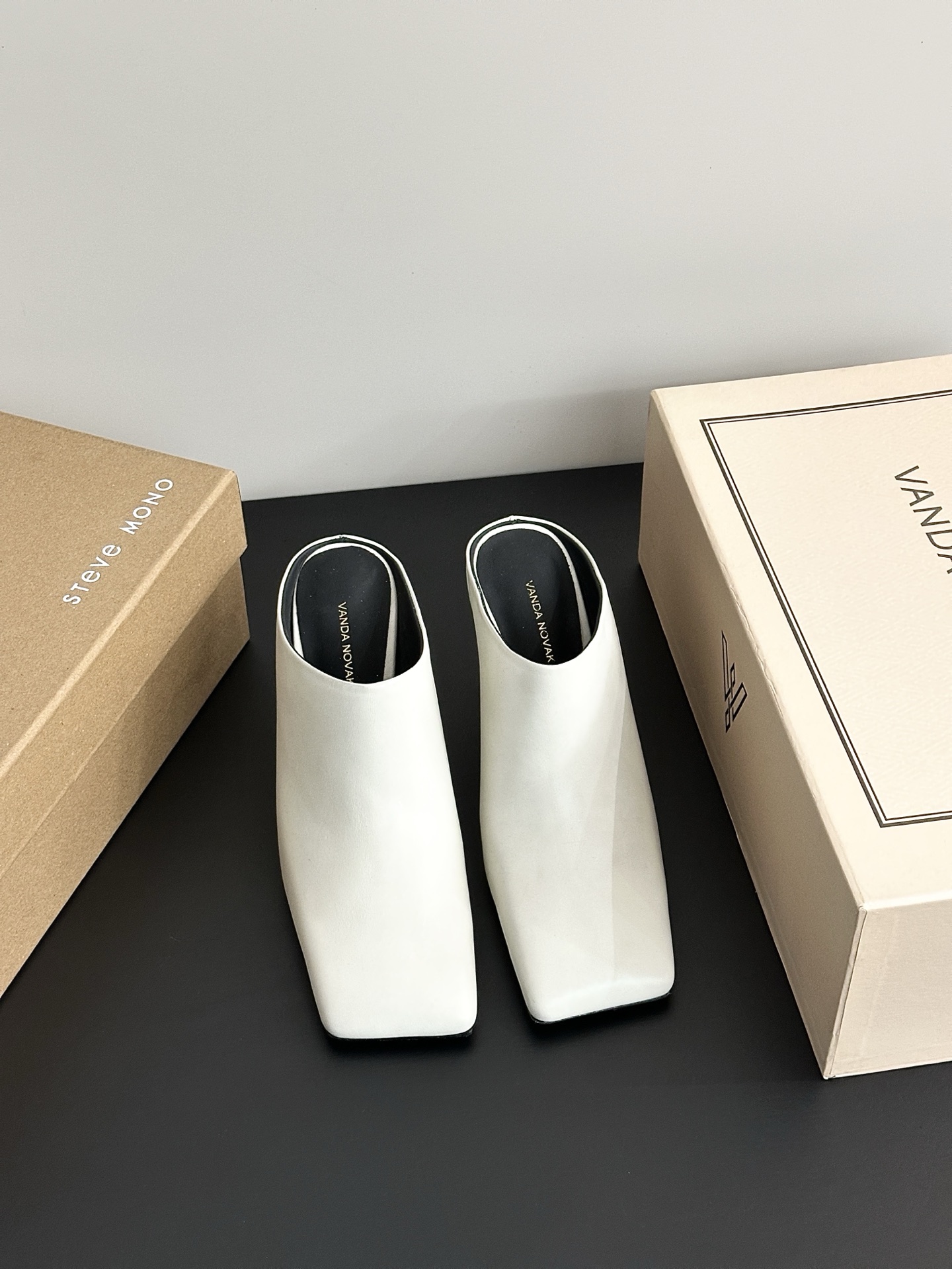 NO:264402,[Authentic authorization] VANDA NOVAK comes from an Italian brand. It took 3 months to develop a unique heel design wine glass heavyweight series. Many Italian brands have joined hands with Italian brands to launch a high-end shoe series. It is popular ins fairy and beautiful magic boots. Overseas bloggers are crazy about calling. Overseas bloggers have a pair of them. They focus on the craftsmanship, emphasize the quality of craftsmanship, increase the quality of craftsmanship, slim, slim, and slim legs. Single shoes. Street photography for fashion week. Plant grass when it is popular!  The official website is released simultaneously. Upper material is calf leather, inner material is silk cowhide, outsole material is Italian leather injection molded outsole, anti-slip, heel 6CM original mold opening number 34-41 (34.40.41.42 order), high heels, boots, high heels, cowhide19860909【正品授权】VANDA NOVAK来自意大利品牌 全网独家耗时3个月研发鞋跟独特设计酒杯重磅系列众多联手意大利品牌 推出高级感满分的鞋款系列 火遍ins神仙绝美神靴,海外博主疯狂打call 海外博主人手一双,对版本工艺,重工艺品质 增高,显瘦.修身,瘦腿 单鞋 时装周街拍 火爆时狂种草！ 官网同步发售 鞋面材质小牛皮 内里材质丝绸牛皮 大底材质意大利真皮注塑大底防滑 鞋跟6CM原版开模码数34-41（34.40.41.42订）,高跟鞋,boots,high heels,cowhide,Women's Shoes