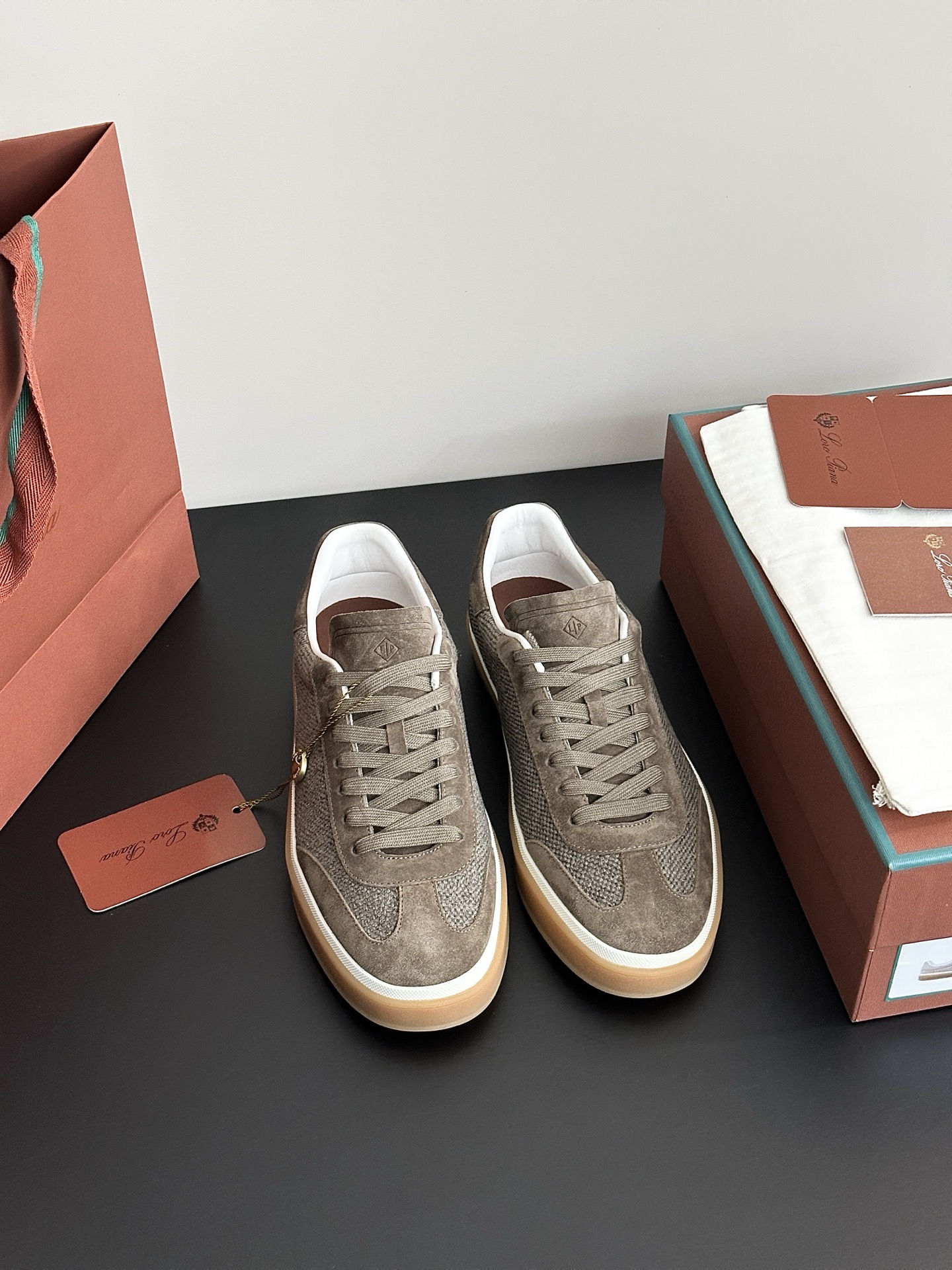 NO:244473,Nuoyoupian Yade training shoes for men and women are easy to wear and versatile, unexpectedly good, so I bought them decisively. The upper and soles are very soft. It is worth mentioning that they adopt a wide foot last design. The front part narrows with the toes. It is comfortable and thin. There is no problem when you wear tennis when you go home. It can be said that it is versatile when you are commuting and going out. The upper material is cowhide   deer leather   denim. The shoe material is sheepskin. The sole is made of original raw rubber sole. Purchase sizes for women 35-40 (40 customization) for men 39-45 (44.45 customization) for uniform, casual shoes/sports shoes, sneakers, cowhide, sheepskin19860909诺悠翩雅德训鞋男女新款 好穿、百搭没得话说,出乎意料的好,果断入手.鞋面和鞋底都非常柔软,值得一提的是采用宽脚楦的设计,前面部分随着脚趾收窄.做到又舒服又显脚瘦.回家打网球穿了下都没什么问题,可以说是上班通勤下班运动都百搭. 鞋面材质牛皮＋鹿皮 牛仔布 鞋里材质羊皮 鞋底材质原版生胶底 选购尺码女35-40（40定制）男39-45（44.45定制）统一,休闲鞋/运动鞋,sneakers,cowhide,sheepskin,Women's Shoes