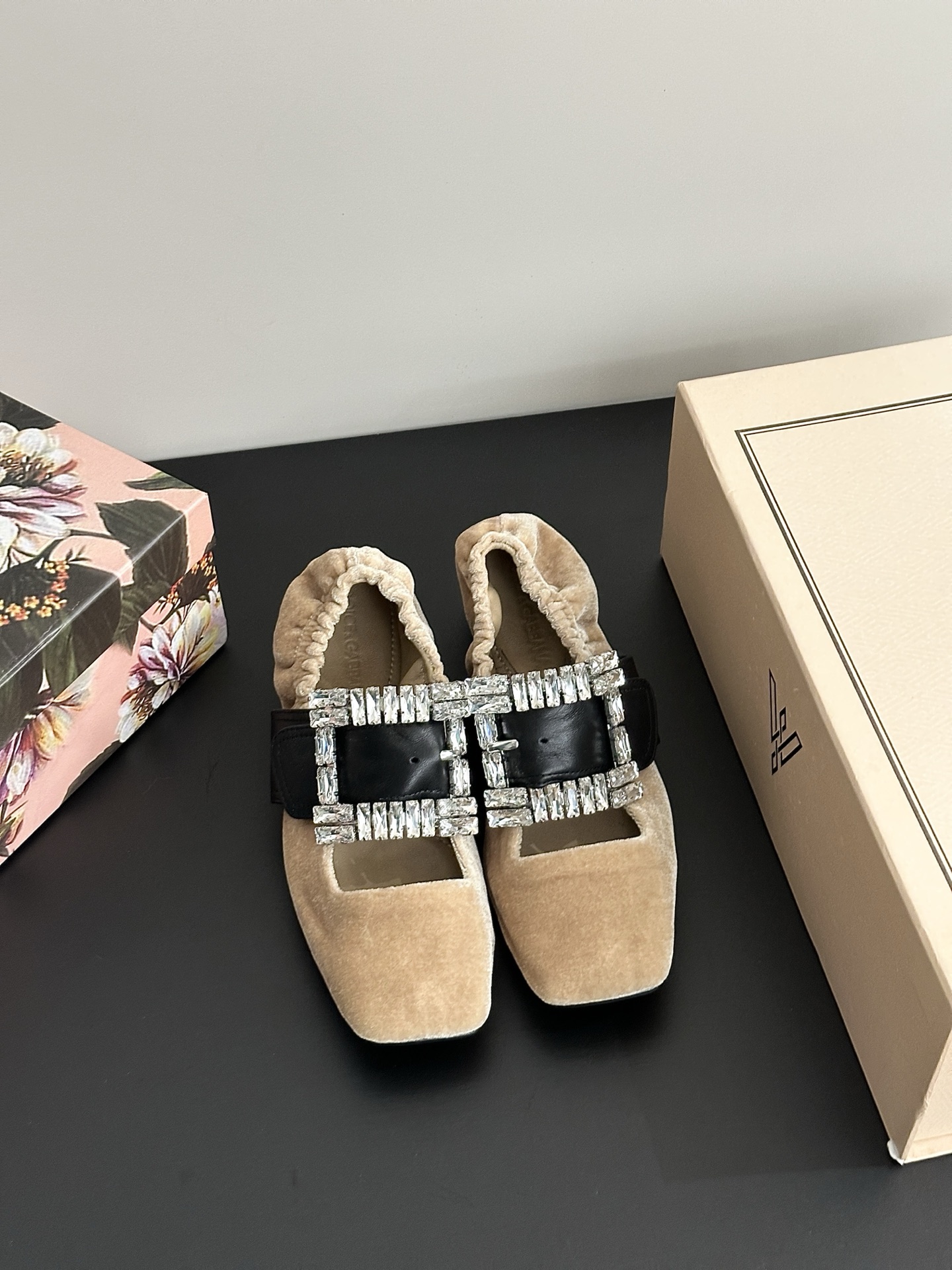 NO:264399,& 2025 Dolce & Gabbana square-toe women's shoes & Italian romantic aesthetics Dolce & Gabbana silk series sandal lines that collide with classical and modernity, the high-end sense of view, Dolce & Gabbana's show direct shot, Dolce & Gabbana's design always combines classicism and modern style and is creative and romantic. Baroque style Baroque palace style Italian aesthetics The beautiful legend of Sicily Fabric material velvet Inner material sheepskin Outsole material original leather outsole optional size 35-42 (40.41.42 customization without return or exchange), single shoes, Dolce & Gabbana, sandals, sheepskin, real silk, Leather soles19860909& 2025杜嘉班纳方头女鞋 &古典与现代碰撞出的意式浪漫美学杜嘉班纳真丝系列凉鞋线条,看得到的高级感, 杜嘉班纳秀场直击,杜嘉班纳的设计总是结合古典主义与现代风格并具备创意、浪漫 巴洛克风格 巴洛克宫廷风 意式美学西西里美丽的传说 面料材质真丝绒 内里材质羊皮 大底材质原版真皮大底 可选码数35-42（40.41.42定制不退换）,单鞋,Dolce&Gabbana,sandals,sheepskin,real silk,Leather soles,Women's Shoes