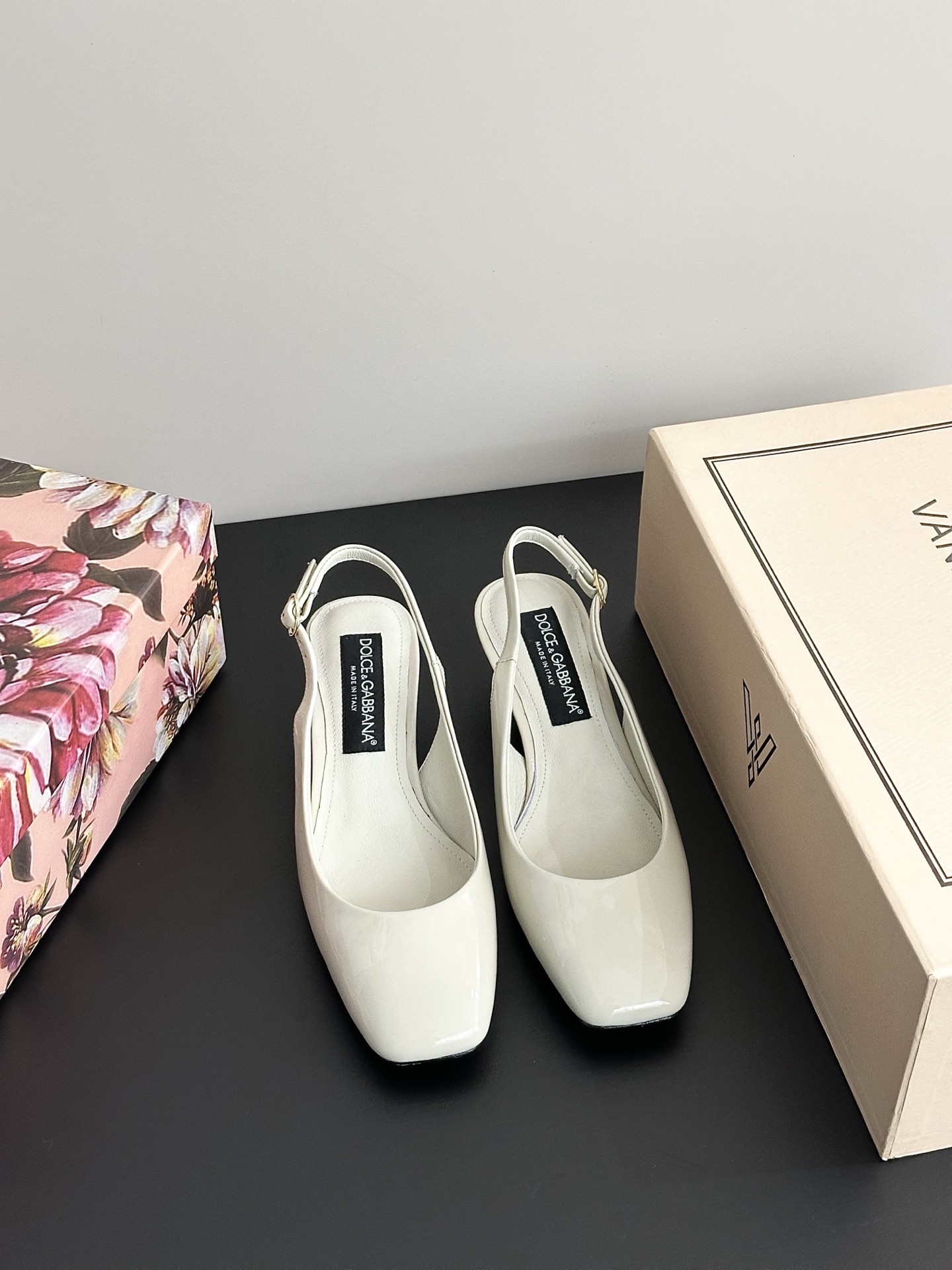 NO:244483,& 2025 Dolce & Gabbana square-toe women's shoes & Italian romantic aesthetics Dolce & Gabbana silk series sandal lines that collide with classical and modernity, the high-end sense of view, Dolce & Gabbana's show direct shot, Dolce & Gabbana's design always combines classicism and modern style and is creative and romantic. Baroque style Baroque palace style Italian aesthetics The beautiful legend of Sicily Fabric material velvet Inner material sheepskin Outsole material original leather outsole Heel height [3.5CM] Optional size 35-42 (40.41.42 customization without return and exchange), sandals, Dolce & Gabbana, sandals, sheepskin, real silk, Leather soles19860909& 2025杜嘉班纳方头女鞋 &古典与现代碰撞出的意式浪漫美学杜嘉班纳真丝系列凉鞋线条,看得到的高级感, 杜嘉班纳秀场直击,杜嘉班纳的设计总是结合古典主义与现代风格并具备创意、浪漫 巴洛克风格 巴洛克宫廷风 意式美学西西里美丽的传说 面料材质真丝绒 内里材质羊皮 大底材质原版真皮大底 跟高【3.5CM】 可选码数35-42（40.41.42定制不退换）,凉鞋,Dolce&Gabbana,sandals,sheepskin,real silk,Leather soles,Women's Shoes