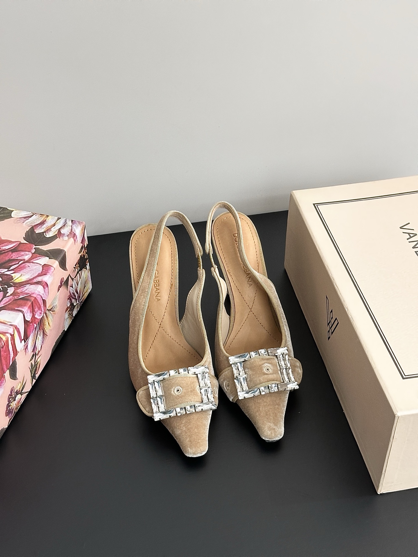 NO:244485,& 2025 Dolce & Gabbana pointed toe high heel sandals & Italian romantic aesthetics Dolce & Gabbana silk series sandal lines that collide with classical and modernity, the high-end sense of view, Dolce & Gabbana show direct shot, Dolce & Gabbana's design always combines classicism and modern style and is creative and romantic. Baroque style Baroque palace style Italian aesthetics The beautiful legend of Sicily Fabric material velvet Inner material sheepskin Outsole material original leather outsole Heel height [7CM 10.5CM] Optional size 35-42 (40.41.42 customization without return and exchange), sandals, Dolce & Gabbana, sandals, sheepskin, real silk, Leather soles19860909& 2025杜嘉班纳尖头高跟凉鞋 &古典与现代碰撞出的意式浪漫美学杜嘉班纳真丝系列凉鞋线条,看得到的高级感, 杜嘉班纳秀场直击,杜嘉班纳的设计总是结合古典主义与现代风格并具备创意、浪漫 巴洛克风格 巴洛克宫廷风 意式美学西西里美丽的传说 面料材质真丝绒 内里材质羊皮 大底材质原版真皮大底 跟高【7CM 10.5CM】 可选码数35-42（40.41.42定制不退换）,凉鞋,Dolce&Gabbana,sandals,sheepskin,real silk,Leather soles,Women's Shoes