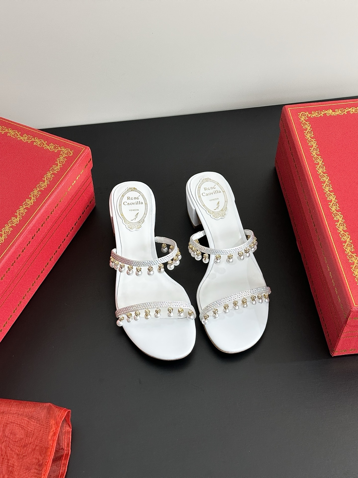 NO:244468,High-heeled sandals RCs new summer shiny diamonds appear and appear, every girl has to have a pair of RC. This is a real-life match that makes you look slim and long. Upper material Swarovski diamonds. Shoe material sheepskin. Sole material is made of original silver genuine leather sole. Shoe size is 35-39 (customized by 34.40.41), slippers, swarovski, sandals, slippers, sheepskin19860909高跟凉鞋 RCs新款夏日闪闪亮亮 钻忽隱忽现,每个女孩都要拥有一双RC这款实穿好搭配巨显瘦显腿长 鞋面材质施华洛世奇钻 鞋里材质羊皮 鞋底材质原版银色真皮底 鞋码选购35-39（34.40.41定制）,拖鞋,swarovski,sandals,slippers,sheepskin,Women's Shoes