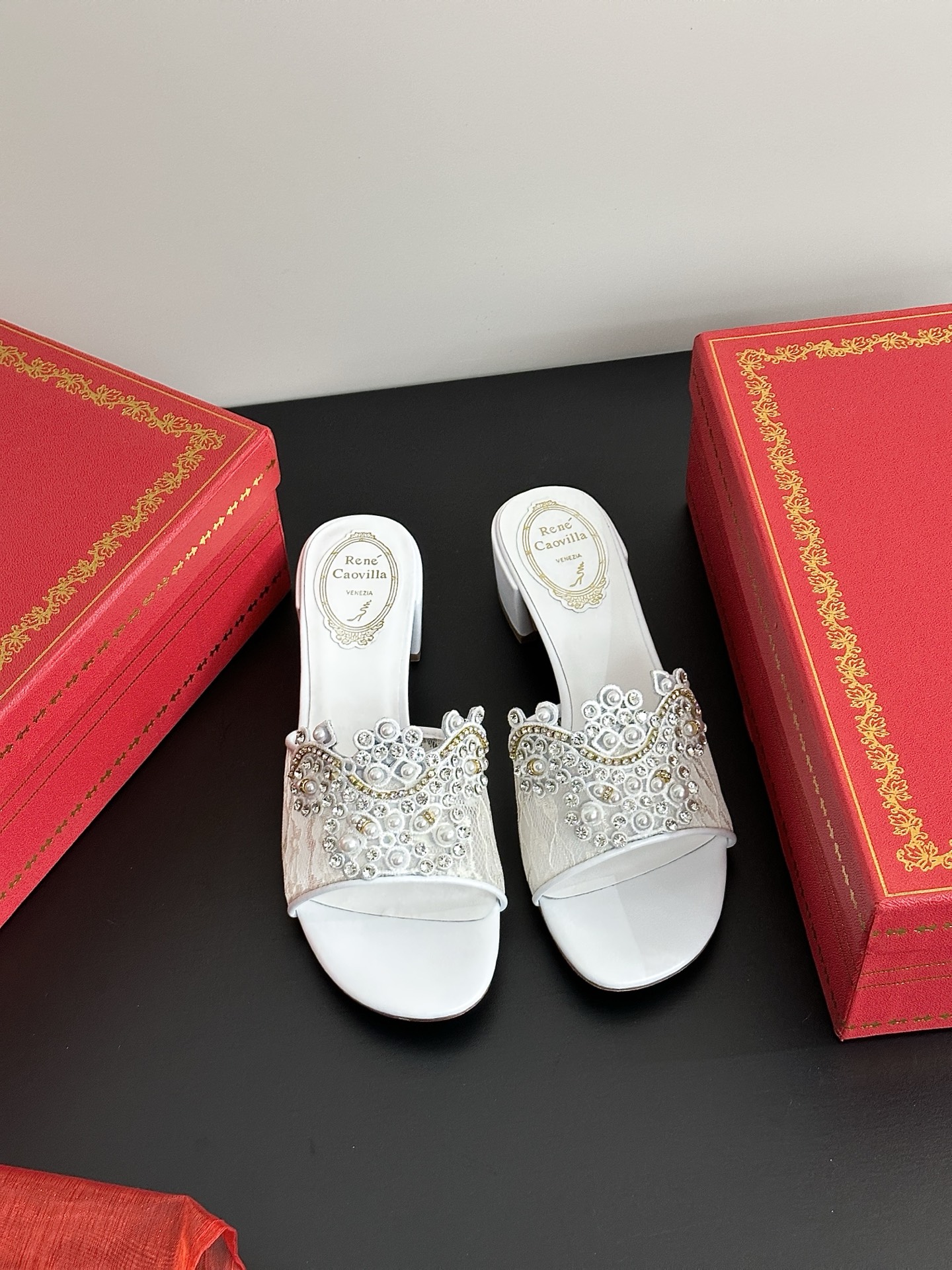 NO:244471,High-heeled sandals RCs new summer shiny diamonds appear and appear, every girl has to have a pair of RC. This is a real-life match that makes you look slim and long. Upper material Swarovski diamonds. Shoe material sheepskin. Sole material is made of original silver genuine leather sole. Heel height 4.5CM. Shoe size 35-39 (customized by 34.40.41), slippers, swarovski, sandals, slippers, sheepskin.19860909高跟凉鞋 RCs新款夏日闪闪亮亮 钻忽隱忽现,每个女孩都要拥有一双RC这款实穿好搭配巨显瘦显腿长 鞋面材质施华洛世奇钻 鞋里材质羊皮 鞋底材质原版银色真皮底 跟高4.5CM 鞋码选购35-39（34.40.41定制）,拖鞋,swarovski,sandals,slippers,sheepskin,Women's Shoes