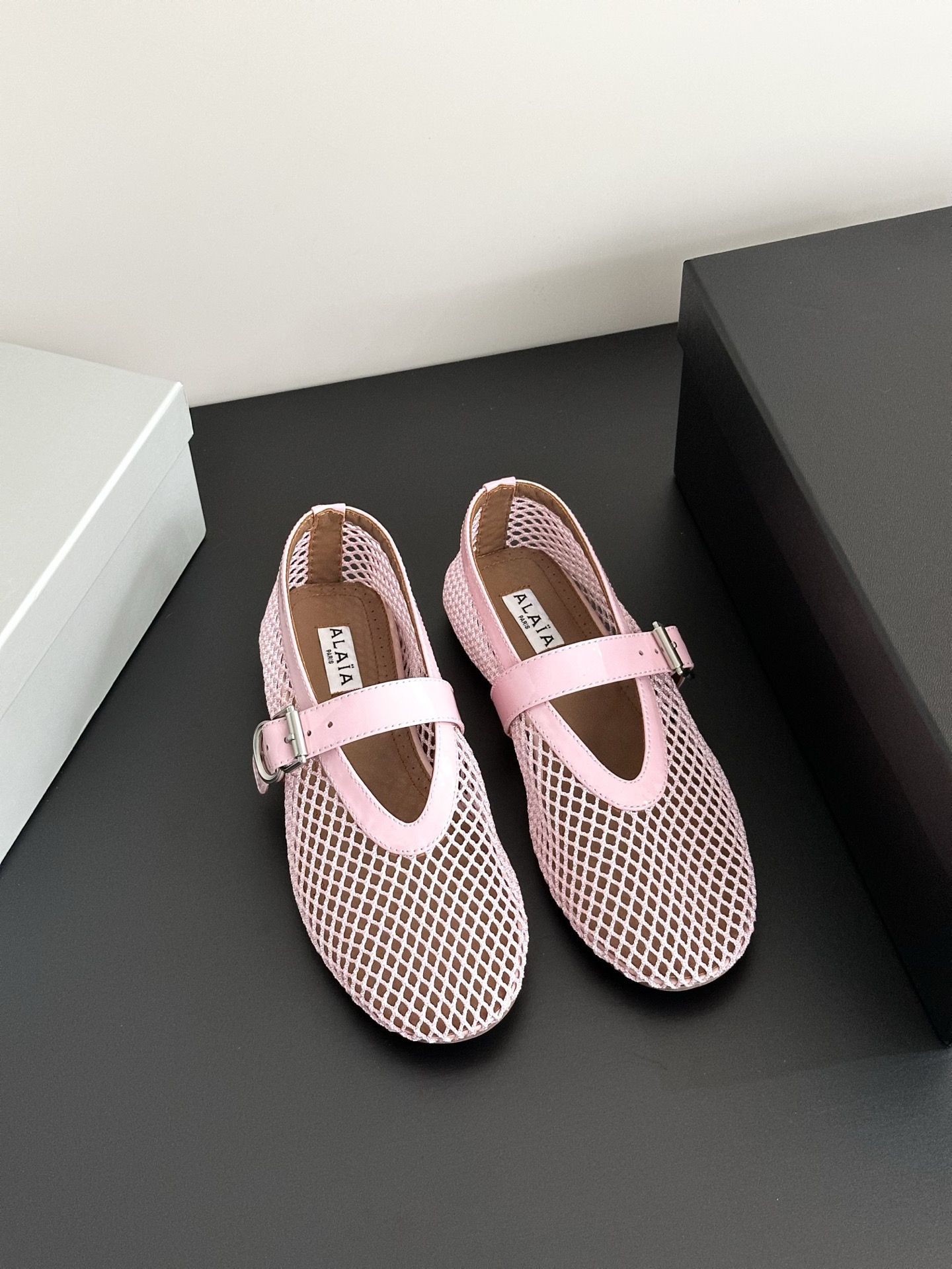 NO:244465,Alaiya ballet shoes, quirky and cute, and addicted to the pit, like philatelic collection, a pair of unsatisfactory, sweet and cool, hollow upper with a delicate and elegant temperament, the brand's elegant rivet style is extremely fashionable, the shoe shape is more delicate than diamond style, the mesh style is particularly comfortable on the feet, most suitable for summer shoes, Jumei Jumei upper material is top layer cowhide/mesh, shoe material is sheepskin, sole material is original molded rubber sole, shoe size is 35-39 (40 customized), ballet shoes, cowhide, sheepskin19860909阿莱亚芭蕾舞鞋,古灵精怪可可爱爱的存在 且入坑上瘾,像集邮一样 一双不过瘾,甜酷感十足镂空款鞋面秀气 兼具品牌的优雅气质铆钉款时髦度超高,鞋型比钻款秀气网面款上脚特别舒适 最适合夏天鞋 巨美 巨美 鞋面材质头层牛皮/网面 鞋里材质羊皮 鞋底材质原版开模橡胶底 鞋码选购35-39（40定制）,芭蕾舞鞋,cowhide,sheepskin,Women's Shoes