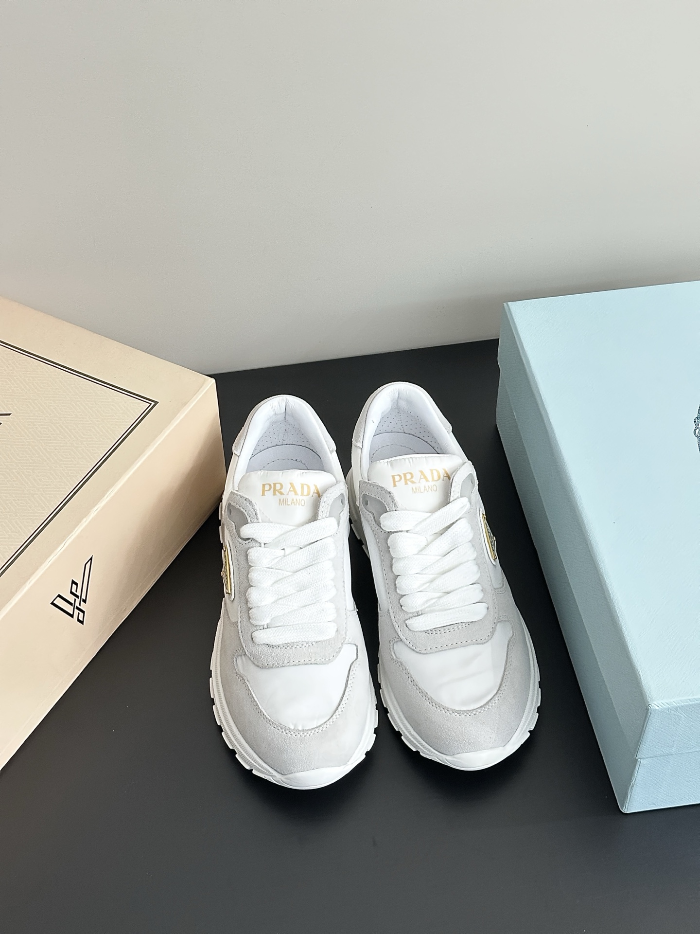 NO:244476,Can be matched with various casual looks!  The one that can be matched for a long time is casual shoes!  Prada sneakers continue the long-lasting outline and are a new classic item. They are carefully crafted from cowhide leather to enhance the style. The style is light and matched with the 