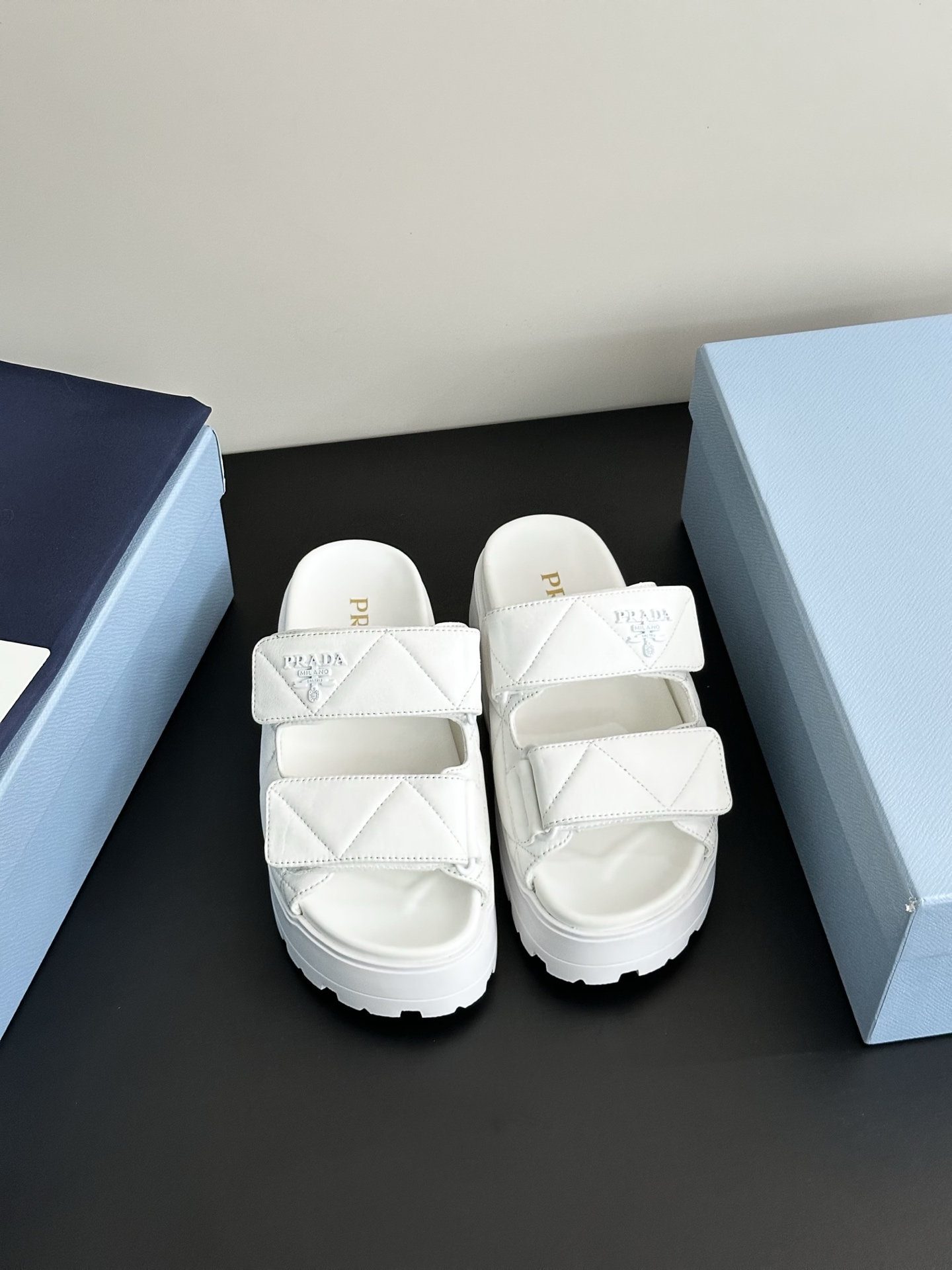 NO:244450,Women's style | Triangular logo flat slippers Prada latest flat slippers Comfortable and lightweight, when summer comes, hurry up and prepare it~ Letter Logo Flip flops to prevent the feet from sliding on, it is very comfortable and soft to close the eyes. Upper material is cowhide, inner material is sheepskin, large sole, rubber sole, optional size number for women 35-40 (40.41 custom made without return or exchange), slippers, prada, slippers, cowhide, sheepskin19860909女款 |三角标识平底拖鞋 Prada 最新平底拖鞋 舒服又轻便,夏天到了赶快备起来吧～字母 Logo 一字拖防脚滑踩上去很舒服软软滴闭眼入 鞋面材质牛皮 内里材质羊皮 大底材质橡胶底 可选码数女35-40（40.41定做不退换）,拖鞋,prada,slippers,cowhide,sheepskin,Women's Shoes