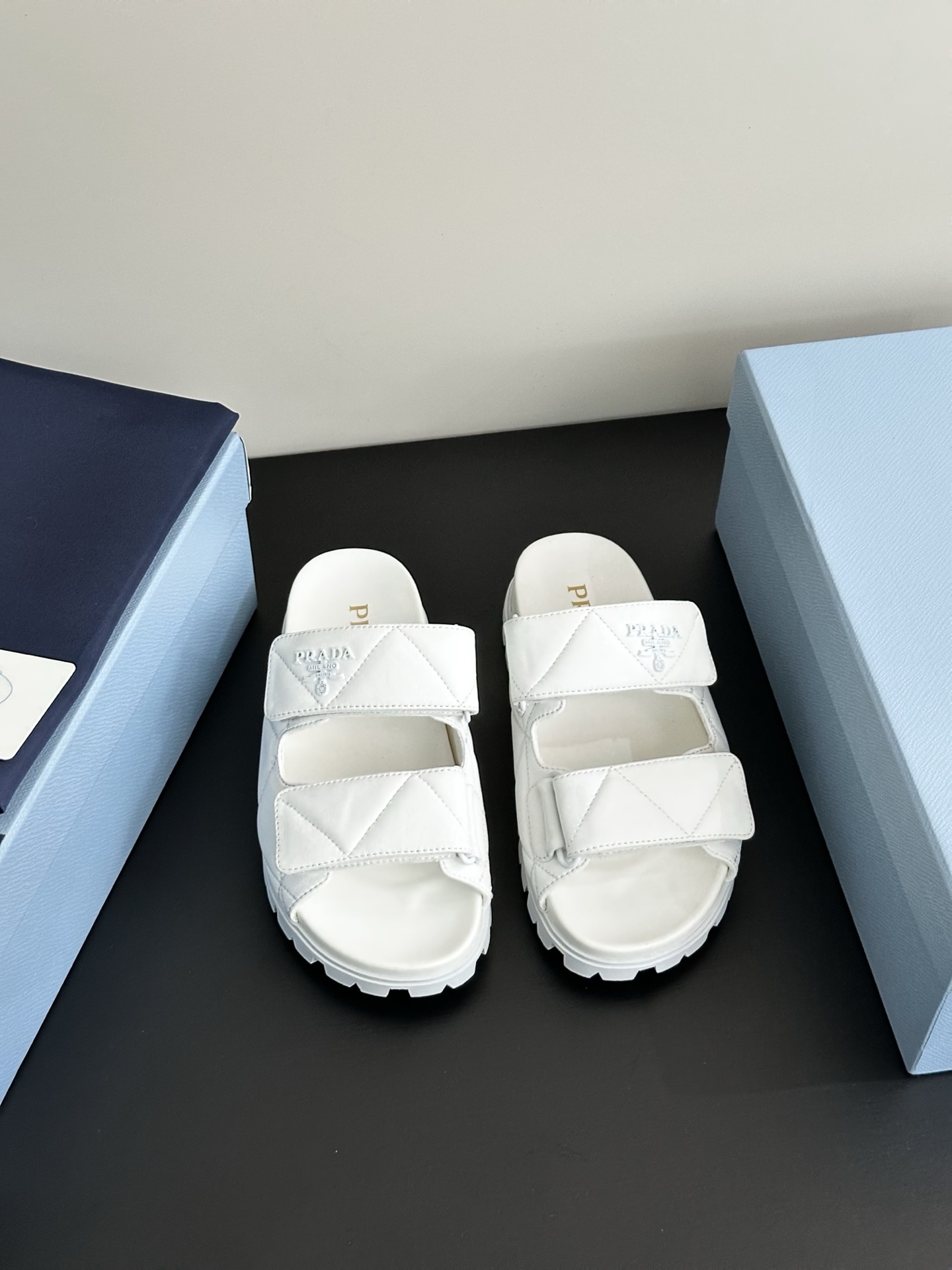 NO:244453,Men and women | Triangular logo flat slippers Prada latest flat slippers Comfortable and lightweight, when summer comes, hurry up and prepare~ Letter Logo Flip flops to prevent the feet from sliding on, it is very comfortable and soft to close the eyes. Upper material is cowhide leather, inner material is sheepskin, large sole material is rubber sole optional size for women 35-40 (40.41 custom made no return or exchange) men 38-45 (45 custom made no return or exchange), slippers, prada, slippers, cowhide, sheepskin19860909男女款 |三角标识平底拖鞋 Prada 最新平底拖鞋 舒服又轻便,夏天到了赶快备起来吧～字母 Logo 一字拖防脚滑踩上去很舒服软软滴闭眼入 鞋面材质牛皮 内里材质羊皮 大底材质橡胶底 可选码数女35-40（40.41定做不退换）男38-45（45定制不退换）,拖鞋,prada,slippers,cowhide,sheepskin,Women's Shoes