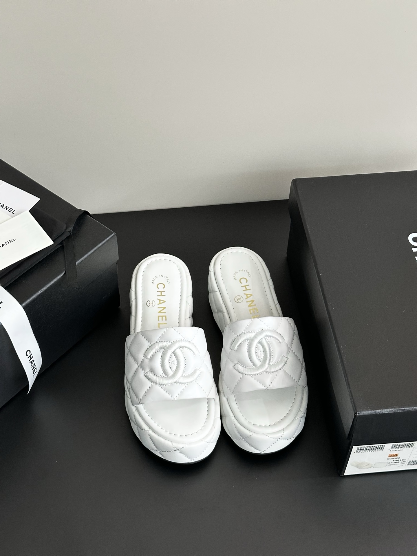 NO:244456,Xiaoxiang thick-soled sheepskin flat-soled slippers are full of summer atmosphere, and the sheepskin surface is breathable and comfortable!  !  It's so beautiful, it's very inclusive to the feet and the matching is super versatile. Upper material: original material. Shoe material: sheepskin. Sole material: original rubber sole. Shoe size: women's 35-40 (customized for 40.41.42), slippers, slippers, sheepskin.19860909小香厚底羊皮平底拖鞋夏日气息满满 羊皮面透气舒适！！也太好看了吧,对脚的包容性很强,搭配也超级百搭 鞋面材质:编制原版材质 鞋里材质:羊皮 鞋底材质:原版橡胶底 鞋码选购:女35-40（40.41.42定制）,拖鞋,slippers,sheepskin,Women's Shoes