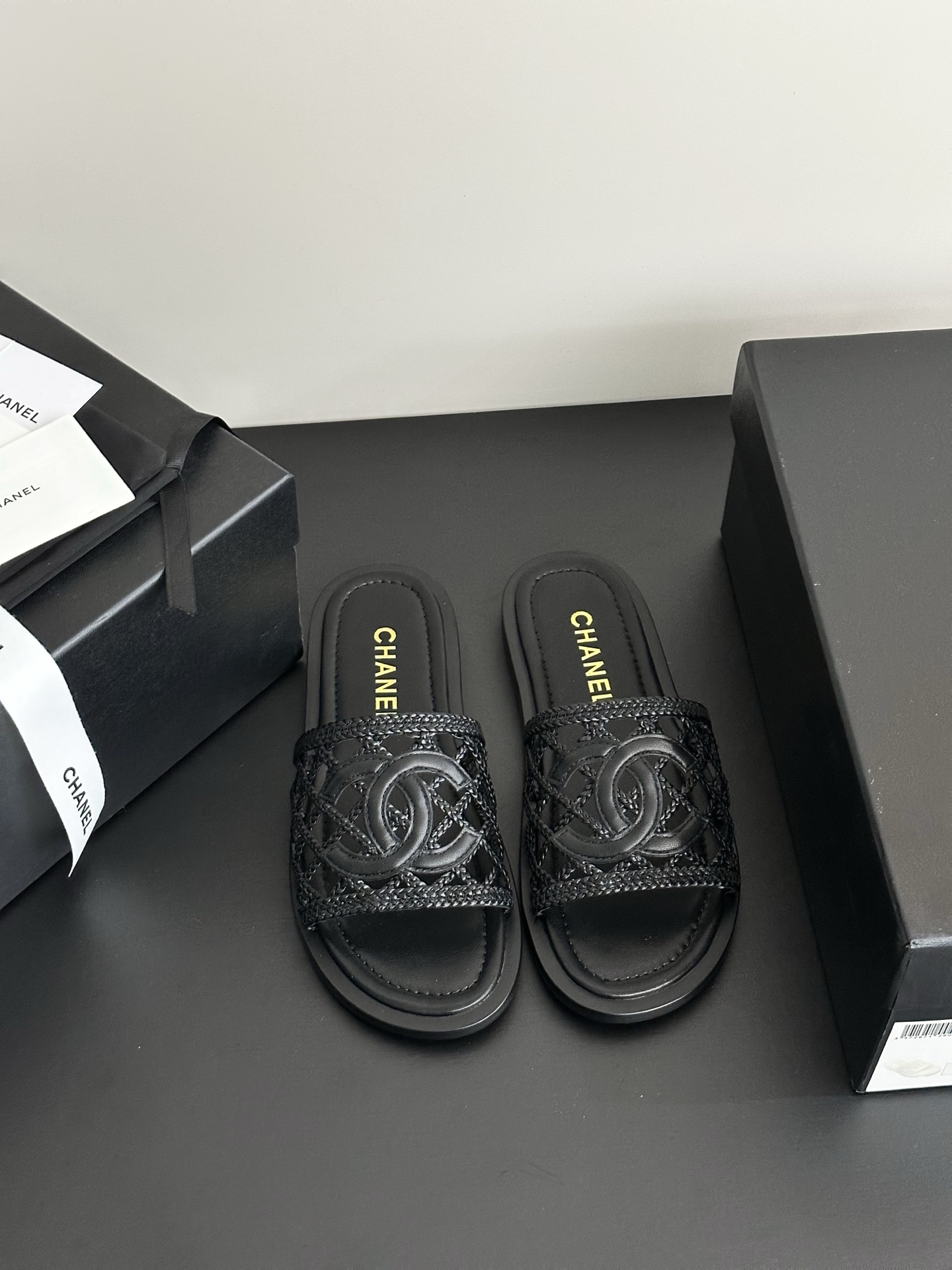 NO:244459,Xiaoxiang woven flat-soled slippers are full of summer atmosphere, and the woven surface is breathable and comfortable!  !  It's so beautiful, it's very inclusive to the feet and the matching is super versatile. Upper material: original material. Shoe material: sheepskin. Sole material: original leather sole/rubber sole. Shoe size: women's 35-40 (customized for 40.41.42) rubber sole genuine leather sole   40, slippers, slippers, sheepskin19860909小香编织平底拖鞋夏日气息满满 编织面透气舒适！！也太好看了吧,对脚的包容性很强,搭配也超级百搭 鞋面材质:编制原版材质 鞋里材质:羊皮 鞋底材质:原版真皮底/橡胶底 鞋码选购:女35-40（40.41.42定制）橡胶底真皮底＋40,拖鞋,slippers,sheepskin,Women's Shoes