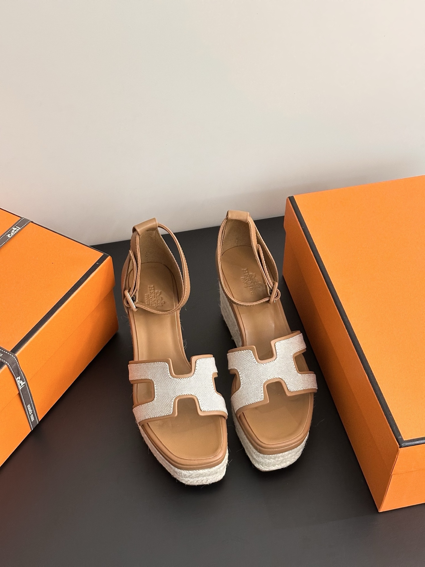 NO:244462,* Heel-soled hemp rope-soled H sandals. A tasteful pronoun~ Although the shoes combine different materials and colors, they do not feel any incongruous and are not exaggerated at all. Instead, they make people feel comfortable visually!  His family is capable of combining different colors and materials, but it will not have a clear sense of season. You can satisfy you when you put it out and wear it at any time. Upper material is cowhide, shoes, sheepskin, sole material is original genuine leather sole (8CM). Purchase sizes for women 35-41 (customized for 40.41), sandals, sandals, cowhide, sheepskin19860909*坡跟厚底麻绳底H凉鞋 有品位的代词～鞋子虽然结合了不同材质不同颜色,但是没有任何违和感,一点也不夸张,反而让人在视觉上感觉舒适！他家就是有能力把不同的颜色和材质结合,但又不会有明显的季节感,在任何时候拿出来穿都能让你满意 鞋面材质牛皮 鞋里材质羊皮 鞋底材质原版真皮底（8CM） 选购尺码女35-41（40.41定制）,凉鞋,sandals,cowhide,sheepskin,Women's Shoes