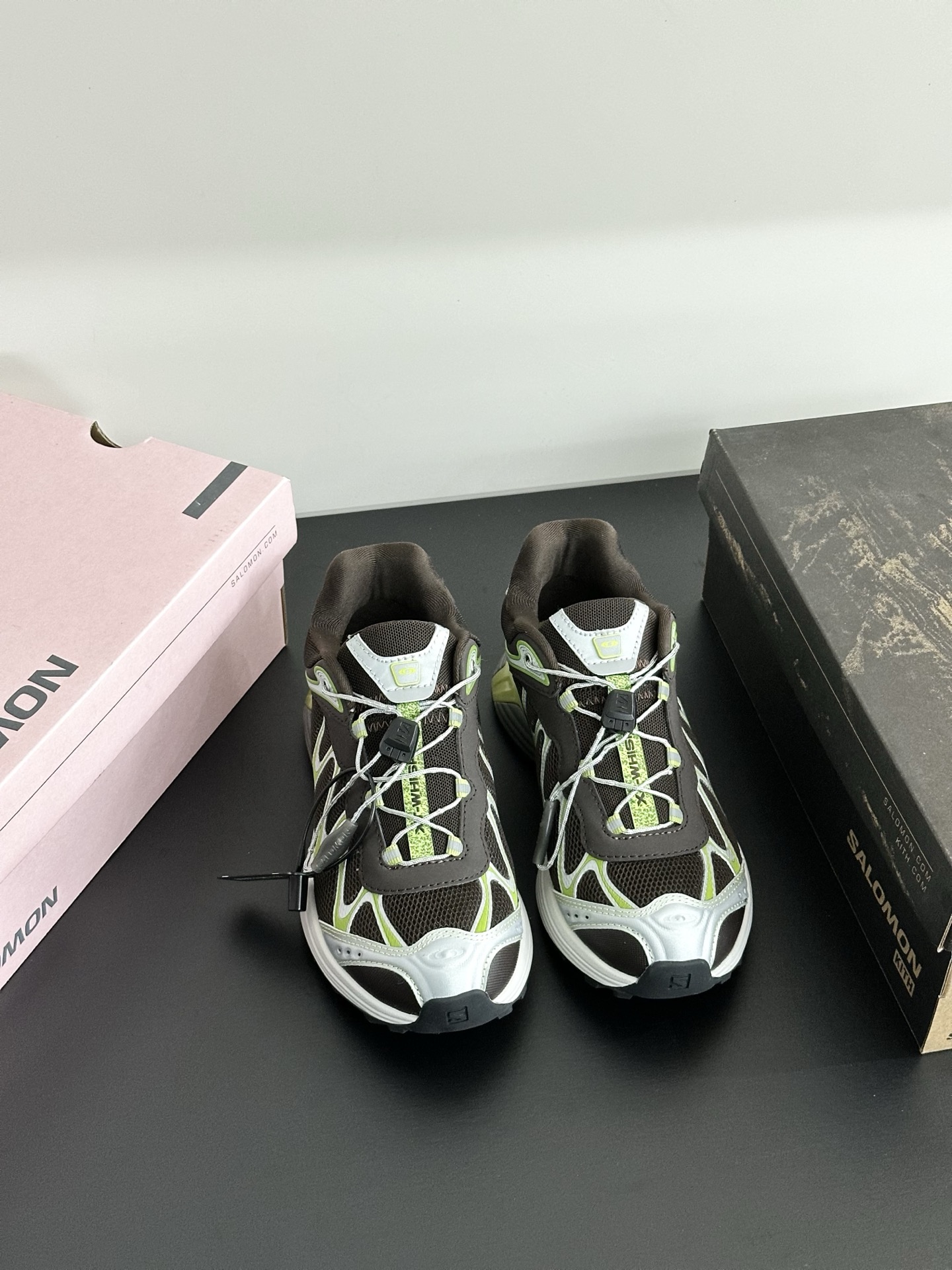 NO:244467,- Co-branded dynamic line functional outdoor running shoes. Various upper materials are constructed, creating rich upper layers, adding a modern and modern feel to the shoe. The unique wavy Sensifit system design outlines the flowing lines of the shoe body, and combines the iconic Quicklace fast lace-up system to ensure the comfortable and wrapping of the entire shoe. Focusing on its aerodynamic appearance, the iconic white and cream color bring urban style. Highlighting the textured details, the iconic sneakers are refined into a new urban classic. The upper material is imported mesh/cowhide, the shoe inside material is breathable mesh. The sole material is original open mold-on-slip rubber material (3.5CM) Purchase sizes for women 35-39 (40 custom-made, no return or exchange), casual shoes/sneakers, sneakers, cowhide19860909-联名款动感线条机能户外跑鞋 多种鞋面材质,构造了丰富的鞋面层次,为鞋款增添摩登现代感. 鞋款独特的波浪形 Sensifit系统设计勾勒出鞋身的流动感线条,并结合标志性的Quicklace 快速系带系统,保障全鞋舒适包裹感,专注于其空气动力学的外观上,标志性白色与奶油色带来都市风格.突出富质感的细节,标志性运动鞋被提炼为新的都市经典 鞋面材质进口网面/牛皮 鞋里材质透气网 鞋底材质原版开模防滑橡胶材质（3.5CM） 选购尺码女35-39（40定做不退换）,休闲鞋/运动鞋,sneakers,cowhide,Women's Shoes