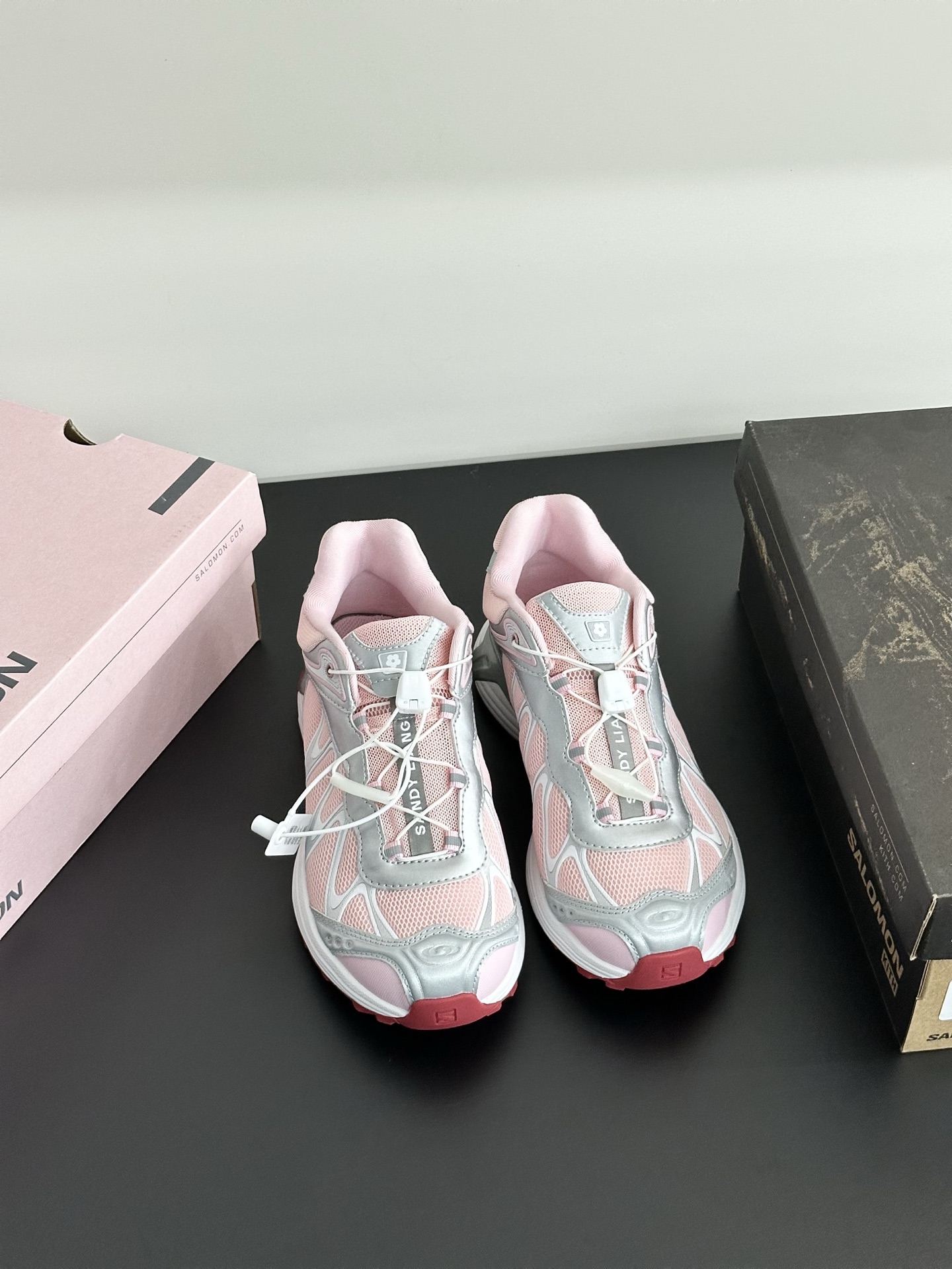 NO:244470,Salomon co-branded model has a variety of upper materials, which constructs a rich upper layer, adding a modern and modern feel to the shoe. The unique wavy Sensifit system design outlines the flowing lines of the shoe body, and combines the iconic Quicklace fast lace-up system to ensure the comfortable and wrapping of the entire shoe. The upper material is imported mesh/cowhide, the shoe inside material is breathable mesh, the sole material is original mold-opening anti-slip rubber material (3.5CM) Purchase sizes for women 35-39 (40 custom made without return or exchange), casual shoes/sneakers, cowhide19860909萨洛蒙  联名款 多种鞋面材质,构造了丰富的鞋面层次,为鞋款增添摩登现代感. 鞋款独特的波浪形 Sensifit系统设计勾勒出鞋身的流动感线条,并结合标志性的Quicklace 快速系带系统,保障全鞋舒适包裹感. 鞋面材质进口网面/牛皮 鞋里材质透气网 鞋底材质原版开模防滑橡胶材质（3.5CM） 选购尺码女35-39（40定做不退换）,休闲鞋/运动鞋,sneakers,cowhide,Women's Shoes