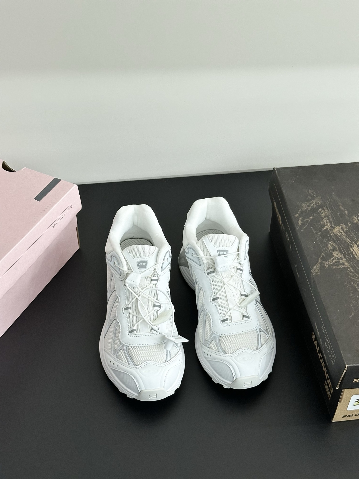 NO:244474,- Co-branded dynamic line functional outdoor running shoes. Various upper materials are constructed with rich upper layers, adding a modern and modern feel to the shoe. The unique wavy shape of the shoe. The Sensifit system design outlines the flowing lines of the shoe body, and combines the iconic Quicklace fast lace-up system to ensure the comfortable and wrapping of the entire shoe. Focusing on its aerodynamic appearance, the iconic white and cream color bring urban style. Highlighting the textured details, the iconic sneakers are refined into a new urban classic. The upper material is imported mesh/cowhide. The shoe inside material is breathable mesh. The sole material is original open mold-proof rubber material (3.5CM). Purchase sizes for women 35-39 (40 custom-made without return or exchange), casual shoes/sneakers, sneakers, cowhide19860909-联名款动感线条机能户外跑鞋 多种鞋面材质,构造了丰富的鞋面层次,为鞋款增添摩登现代感. 鞋款独特的波浪形 Sensifit系统设计勾勒出鞋身的流动感线条,并结合标志性的Quicklace 快速系带系统,保障全鞋舒适包裹感,专注于其空气动力学的外观上,标志性白色与奶油色带来都市风格.突出富质感的细节,标志性运动鞋被提炼为新的都市经典 鞋面材质进口网面/牛皮 鞋里材质透气网 鞋底材质原版开模防滑橡胶材质（3.5CM） 选购尺码女35-39（40定做不退换）,休闲鞋/运动鞋,sneakers,cowhide,Women's Shoes