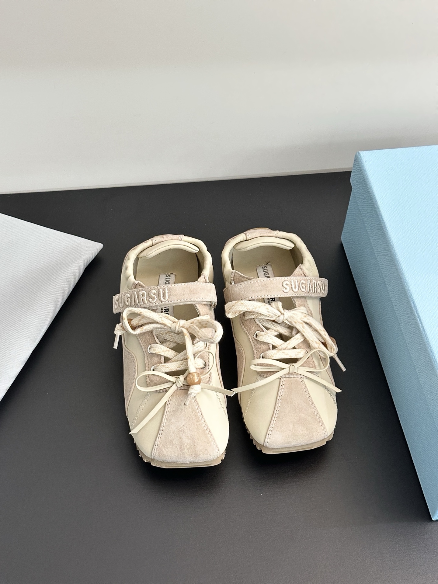 NO:244481,/Sulizu Blue Island series Mary Jen Deshu shoes are super comfortable and niche designer brand vacation Deshu shoes, creamy matte sheepskin and sun-like warm yellow intertwined in the summer breeze, dancing lightly and danced in the alternating agility and romance of the seasons. Sheepskin is the tone. It seems that the gentleness and sunshine of summer are worn on the feet, the smooth lines of the shoe body are integrated into the comfort of Deshu shoes. Upper material is cashmere/cowhide. Sheepskin. Sole material is made of original mold-opening and anti-slip rubber. Purchase sizes for women 35-39 (40 custom made without return or exchange), casual shoes/sports shoes, mary jane, sneakers, cowhide, sheepskin.19860909/酥履 蓝屿系列的玛丽珍德训鞋 芭蕾舞鞋超舒服小众设计师品牌度假德迅鞋,奶油般的雾面羊皮与阳光般的暖黄交织在夏日的微风中轻盈跃动舞出季节交替的灵动与浪漫以羊皮为基调仿佛将夏日的温柔与阳光穿在脚上鞋身线条流畅,经典的玛丽珍设计融入德训鞋的舒适感 鞋面材质羊绒/牛皮 鞋里材质羊皮 鞋底材质原版开模防滑橡胶材质 选购尺码女35-39（40定做不退换）,休闲鞋/运动鞋,mary jane,sneakers,cowhide,sheepskin,Women's Shoes