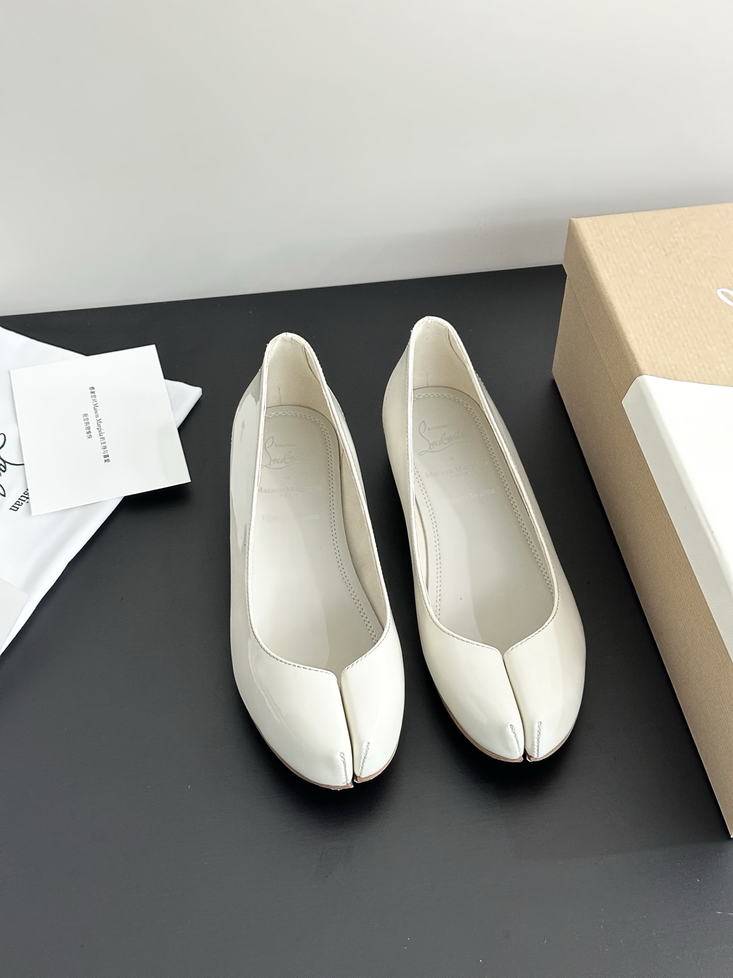 NO:244466,Two legendary brands, Lu Boting and Majila, collided with dazzling sparks on the fashion stage, and the joint series made a shocking debut!  Based on the iconic Tabi split-toe shoes, it incorporates C L's unique soft curve aesthetics, and the classic split-toe design is matched with a red sole to show a different feminine charm. Bridiela Una Strass high heels, the new shoe last is paired with 100mm high heels, which is extremely elegant and is a dream choice for wedding shoes. It is a deconstruction and reshaping of C L's classic shoes. Through Maison Margiela's structuralist techniques, the shoes are given a brand new visual language and present a pioneering and avant-garde style. This joint brand is a creative dialogue between fashion designer John Galliano and shoe master C L, and it is also a perfect fusion of the design genes of the two major brands. This pioneer and fashionable combination is also full of surprises. The upper material is the first layer imported cowhide, the shoe is made of sheepskin, the sole is made of raw rubber bottom  Shoe size 35-40 (40 custom made without return or exchange), split-toe shoes,masion margiela,high heels,cowhide,sheepskin19860909两大传奇品牌 路铂廷与马吉拉,在时尚舞台上碰撞出耀眼火花,联名系列震撼登场！ 以标志性的Tabi分趾鞋为蓝本,融入C L独特的柔美曲线美学,经典分趾设计搭配红底,展现别样的女性魅力.Bridiela Una Strass高跟鞋,全新鞋楦搭配100毫米高跟,优雅至极,是婚鞋的梦幻之选. 是对C L经典鞋款的解构重塑.通过Maison Margiela的结构主义技法,赋予鞋履全新的视觉语言,呈现出先锋前卫的风格. 这次联名,是时装设计师John Galliano与鞋履大师C L的创意对话,也是两大品牌设计基因的完美融合.此次先锋时尚的合体之作,也是让人充满惊喜 鞋面材质头层进口牛皮 鞋里材质羊皮 鞋底材质生胶底 鞋码35-40(40定做不退换),分趾鞋,masion margiela,high heels,cowhide,sheepskin,Women's Shoes