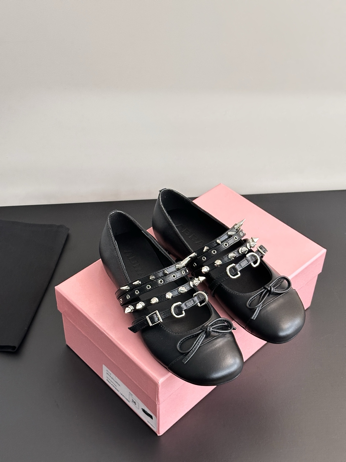 Stylish Ballerina Spring Outfit from Abra, Spain: Sweet and Punk Textures. - 图片 4