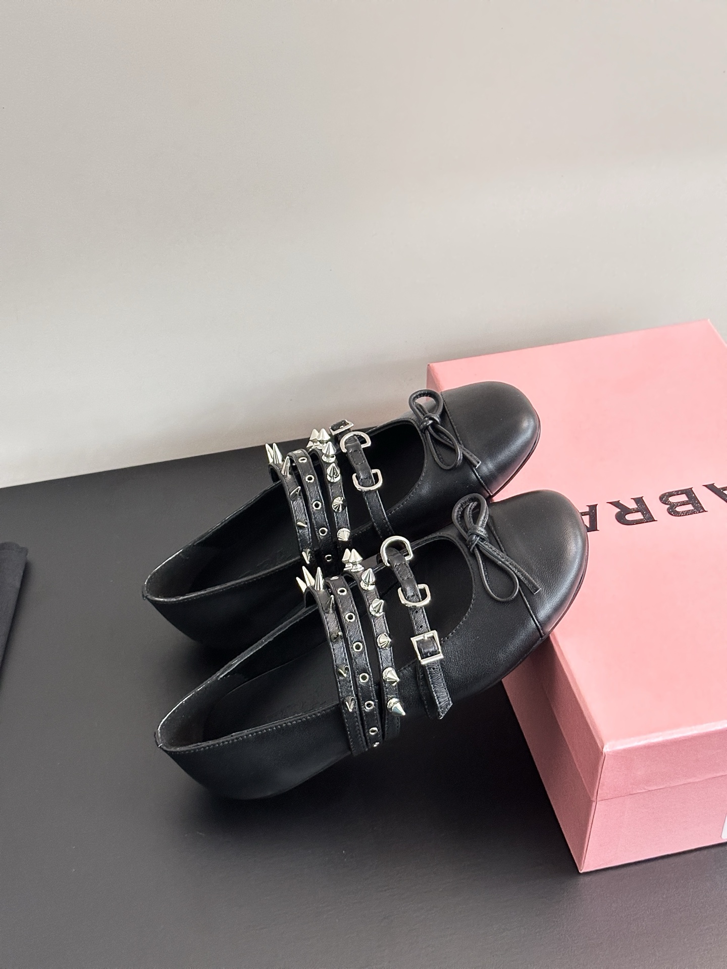 Stylish Ballerina Spring Outfit from Abra, Spain: Sweet and Punk Textures. - 图片 2