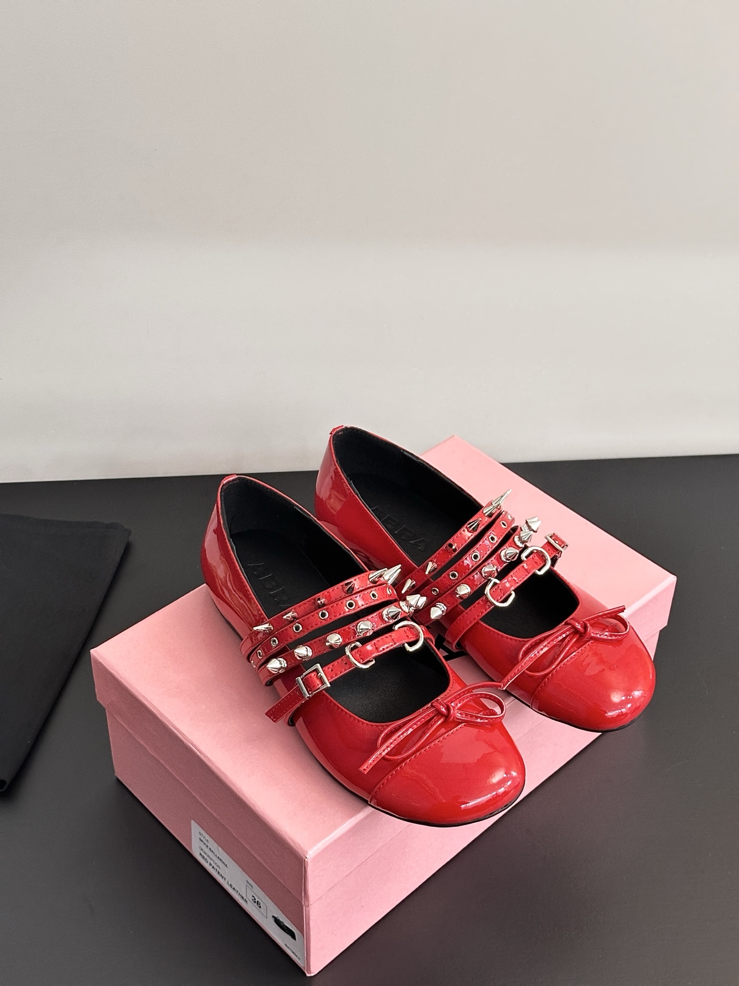 Stylish Spring Ballerina OOTD in Abra, Spain: Sweet and Punk Shoes Highlighted - 图片 4
