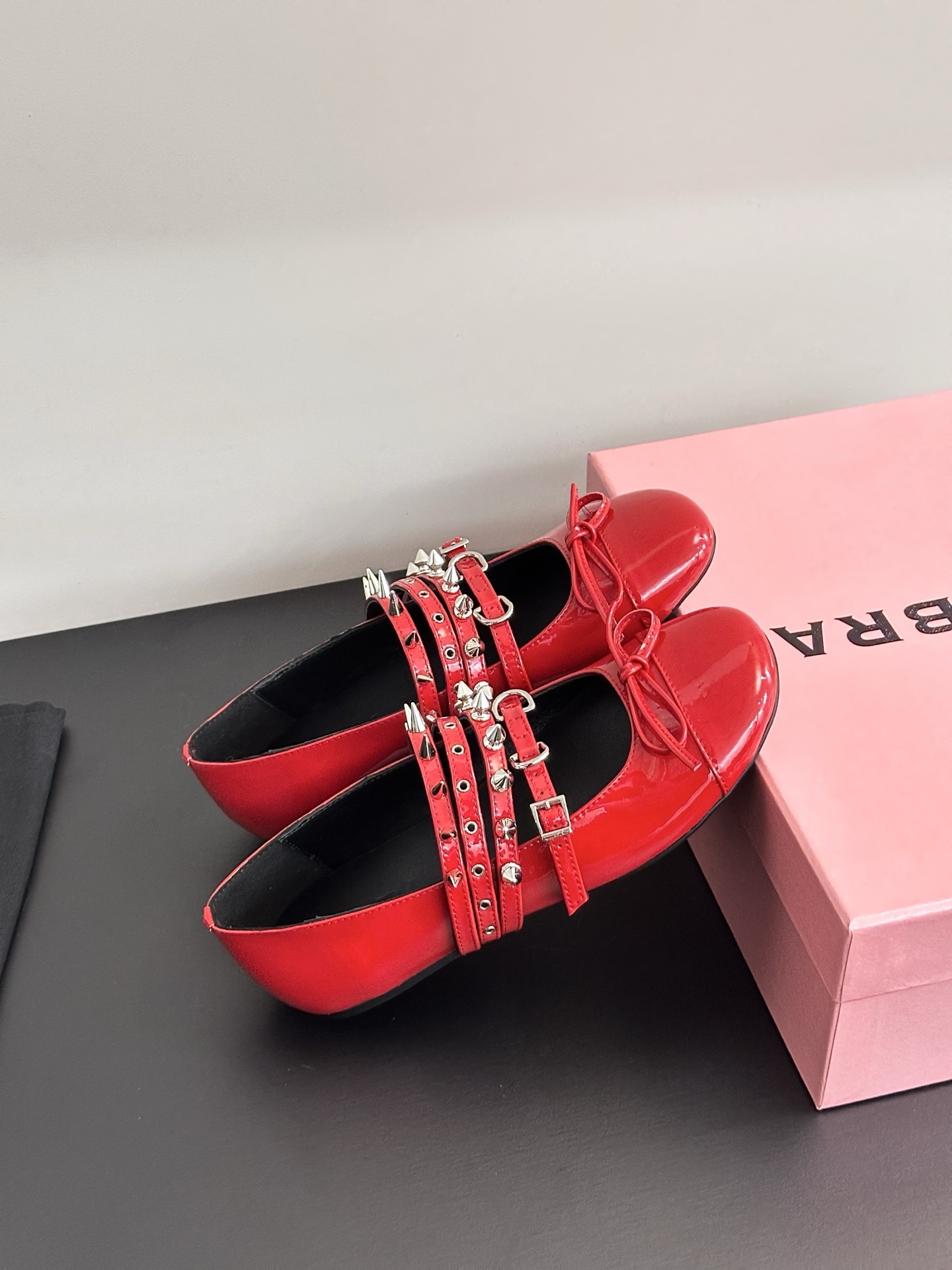 Stylish Spring Ballerina OOTD in Abra, Spain: Sweet and Punk Shoes Highlighted - 图片 2