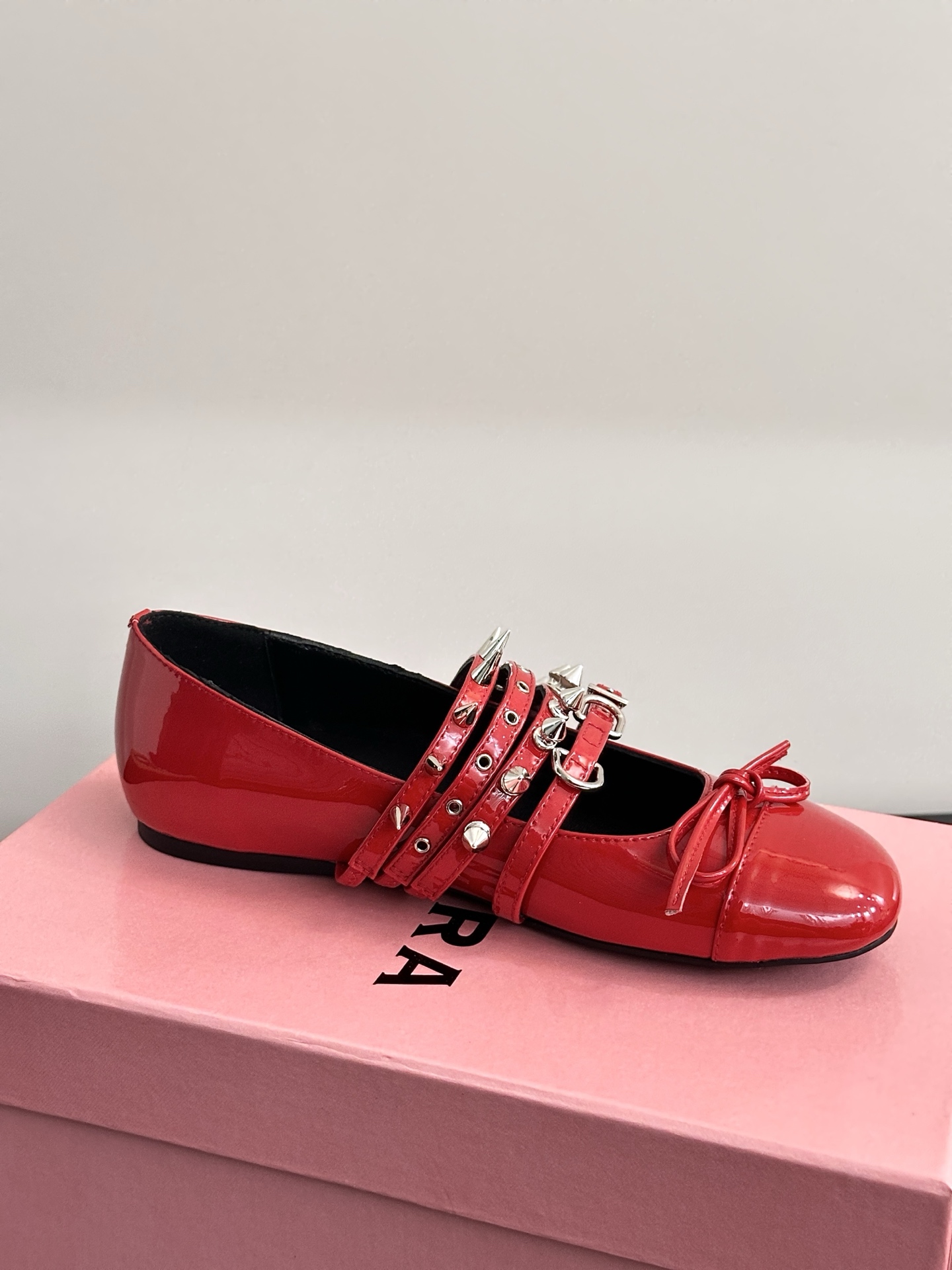Stylish Spring Ballerina OOTD in Abra, Spain: Sweet and Punk Shoes Highlighted - 图片 7